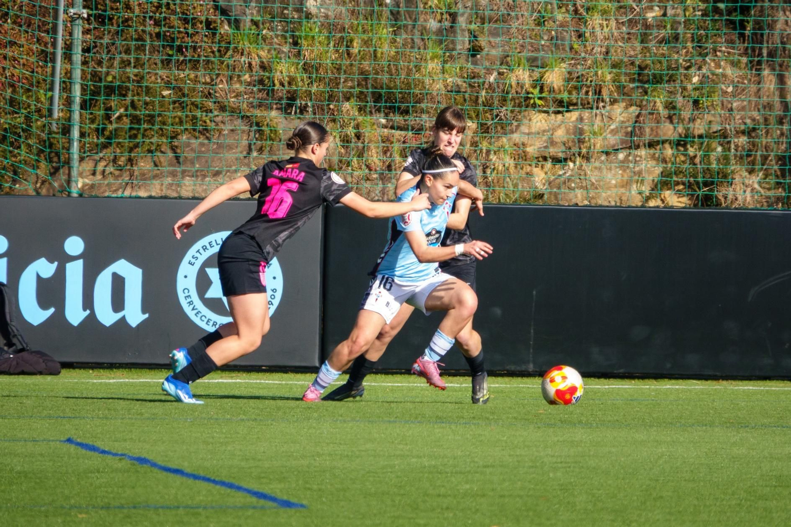 Nara trata de irse de dos rivales en el anterior partido de As Celtas.