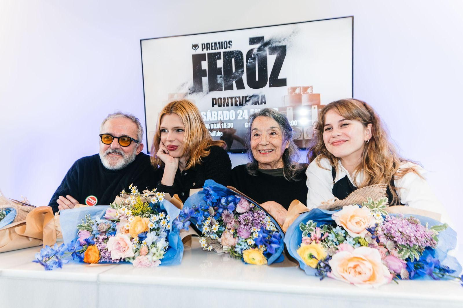 'Morris', Samantha Hudson, Petra Martínez y Elisabet Casanovas, ayer en la Casa Consistorial de Pontevedra.