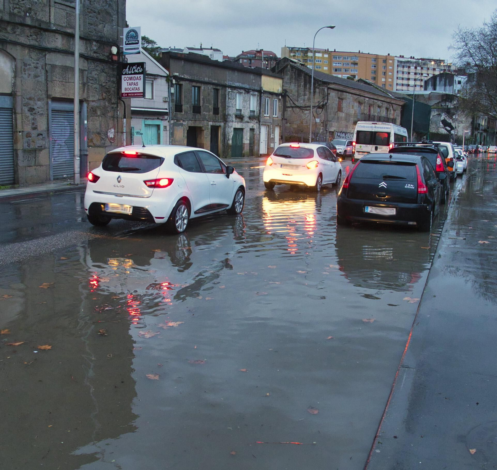 Galería | Calles inundadas y fuerte oleaje en la ría de Vigo por el temporal