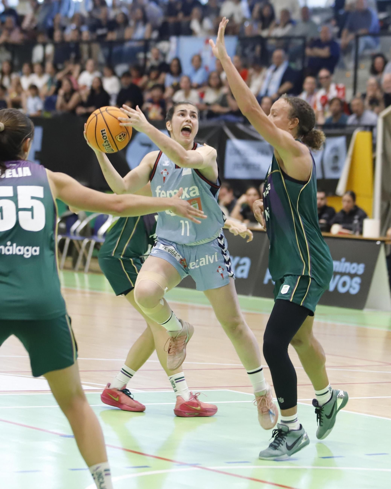 Deva Bermejo busca la canasta en el último partido del Celta en la liga regular, ante el Unicaja.