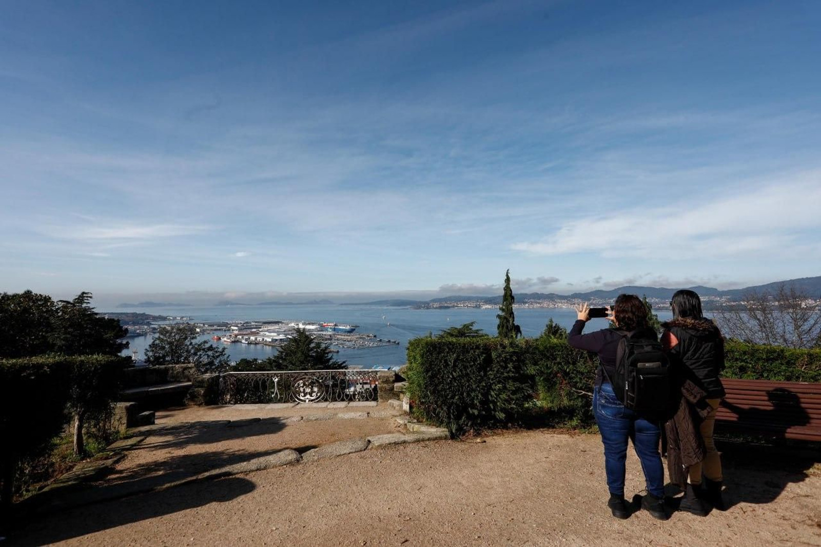 Fotos de Vigo despejado desde lo más alto de O Castro.