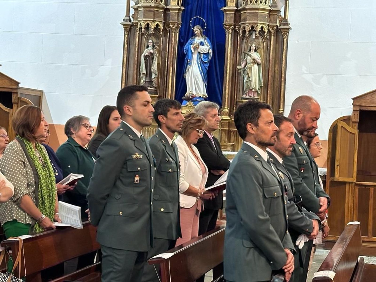 Agentes de la Guardia Civil de Trives celebrando una misa por el Día del Pilar.