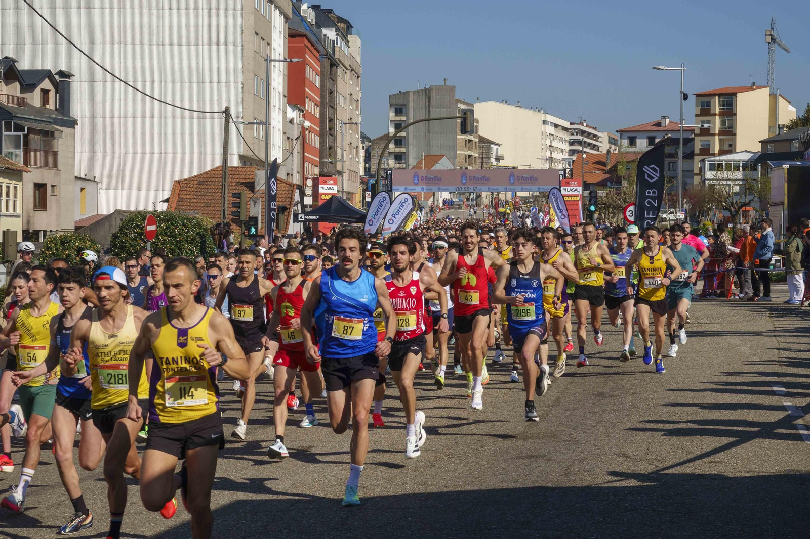 Galería | Pequeños y mayores se divierten en la 10K de Porriño