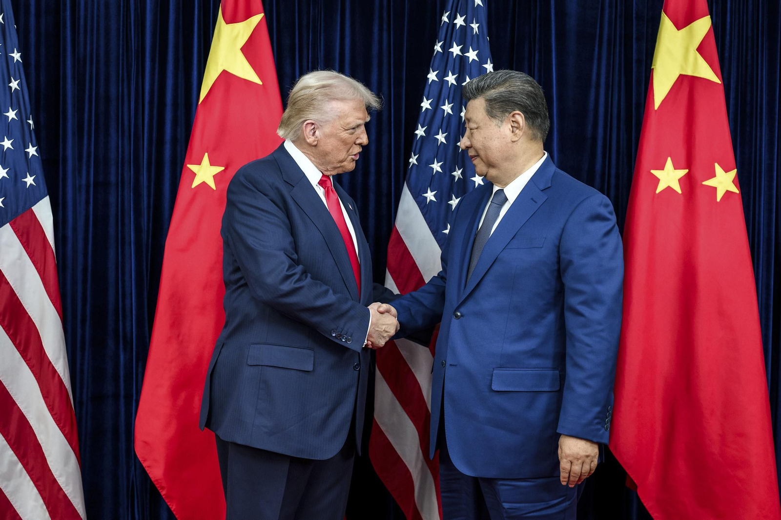 El presidente de Estados Unidos, Donald Trump, viaja a Pekín para una visita oficial que le lleva a reunirse con su homólogo chino, Xi Jinping.