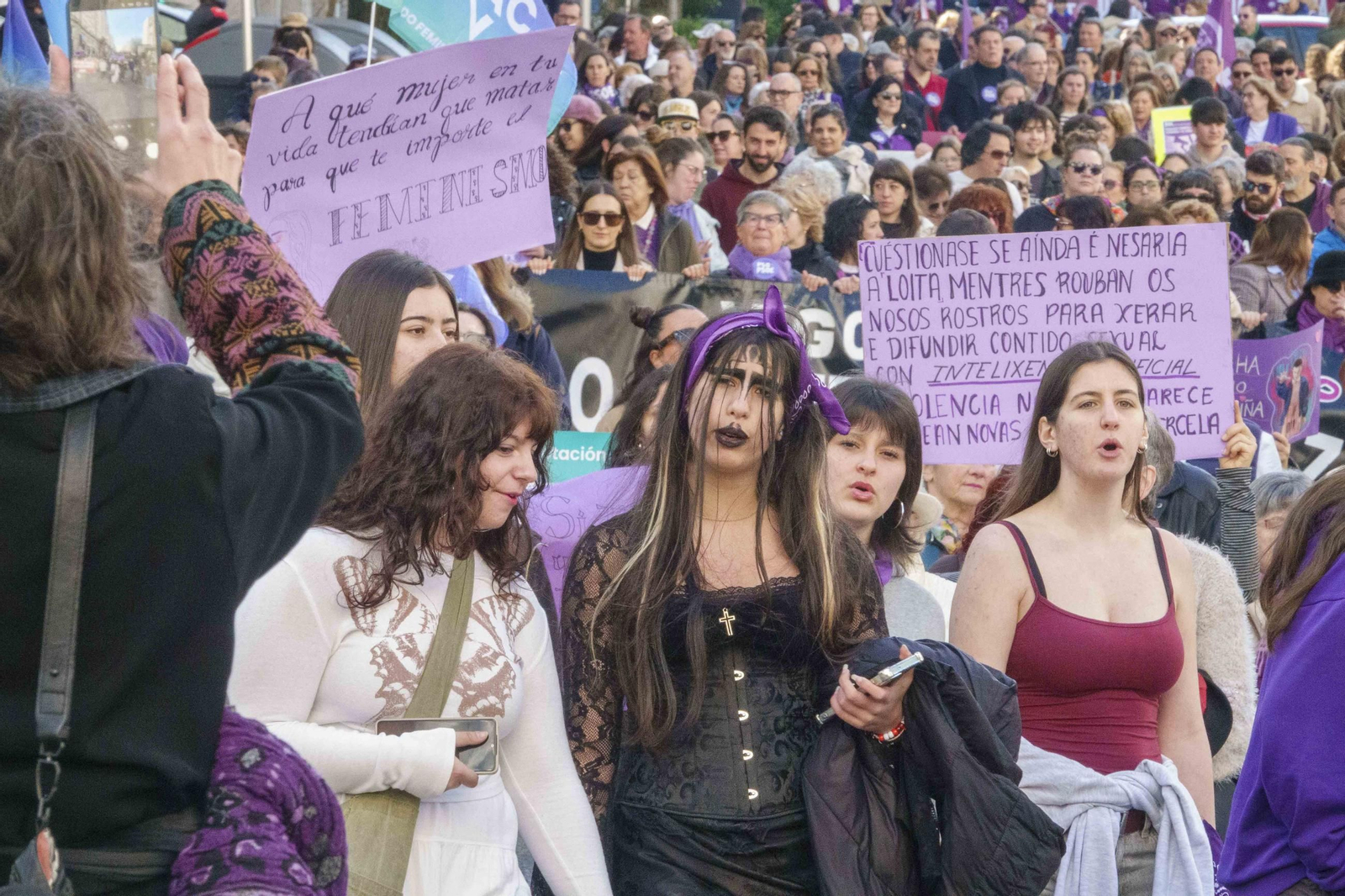 Galería | Las calles de Vigo se pintan de morado por el Día Internacional de la Mujer
