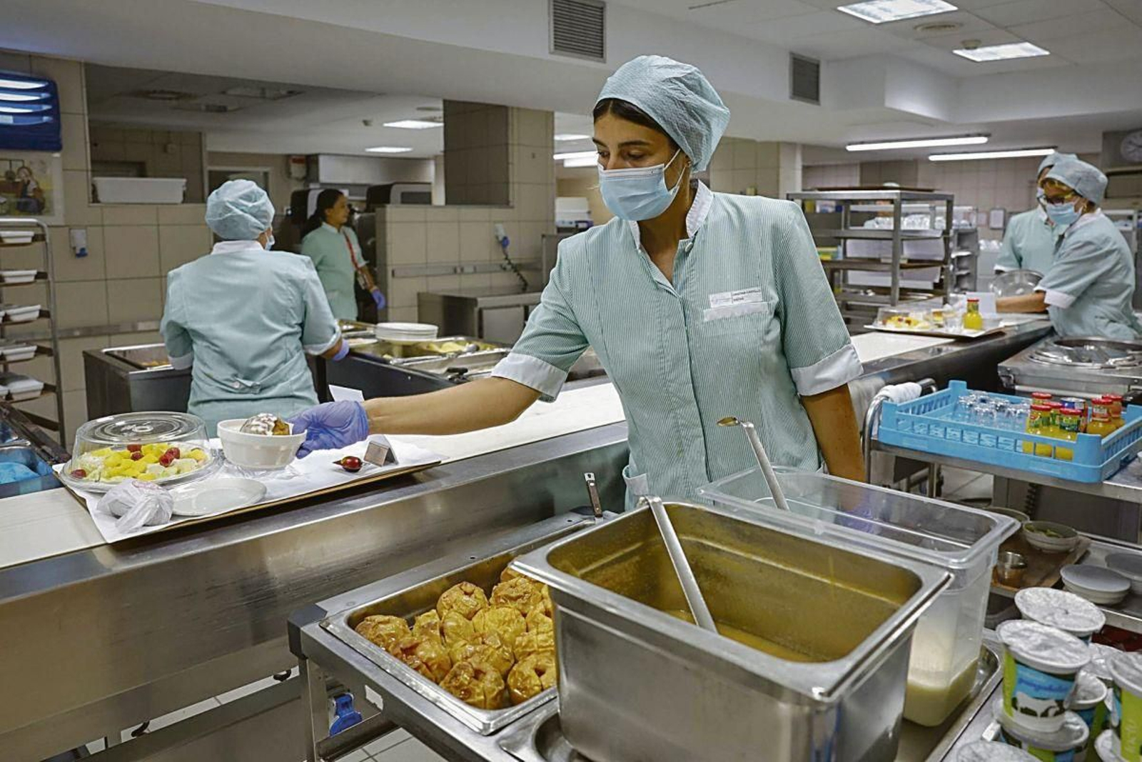 Preparación de alimentos en una clínica de Pamplona.
