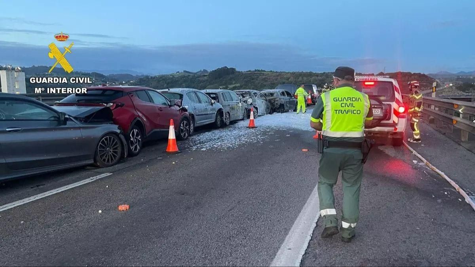 Los vehículos accidentados en el viaducto de Somonte