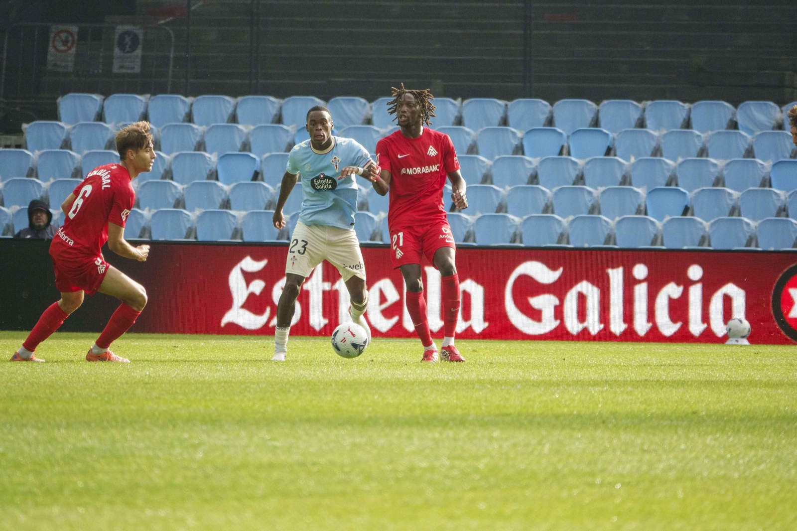Galería | El Celta Fortuna se estrena como local en Segunda División