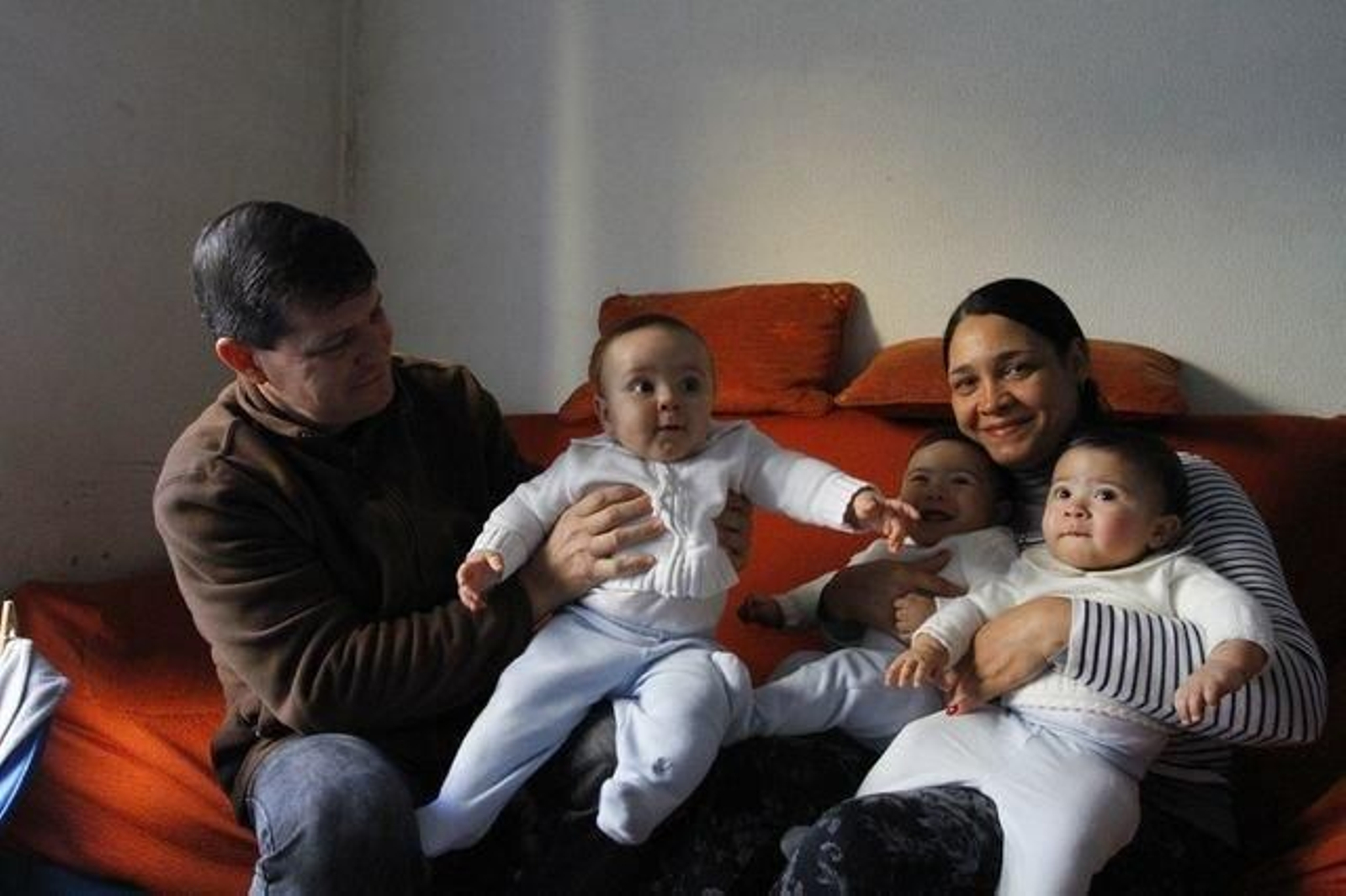 Rudio Llusmane, Aarón Llusmane, Leo Llusmane, Danay Hernández y Liam Llusmane en su casa de Xinzo.