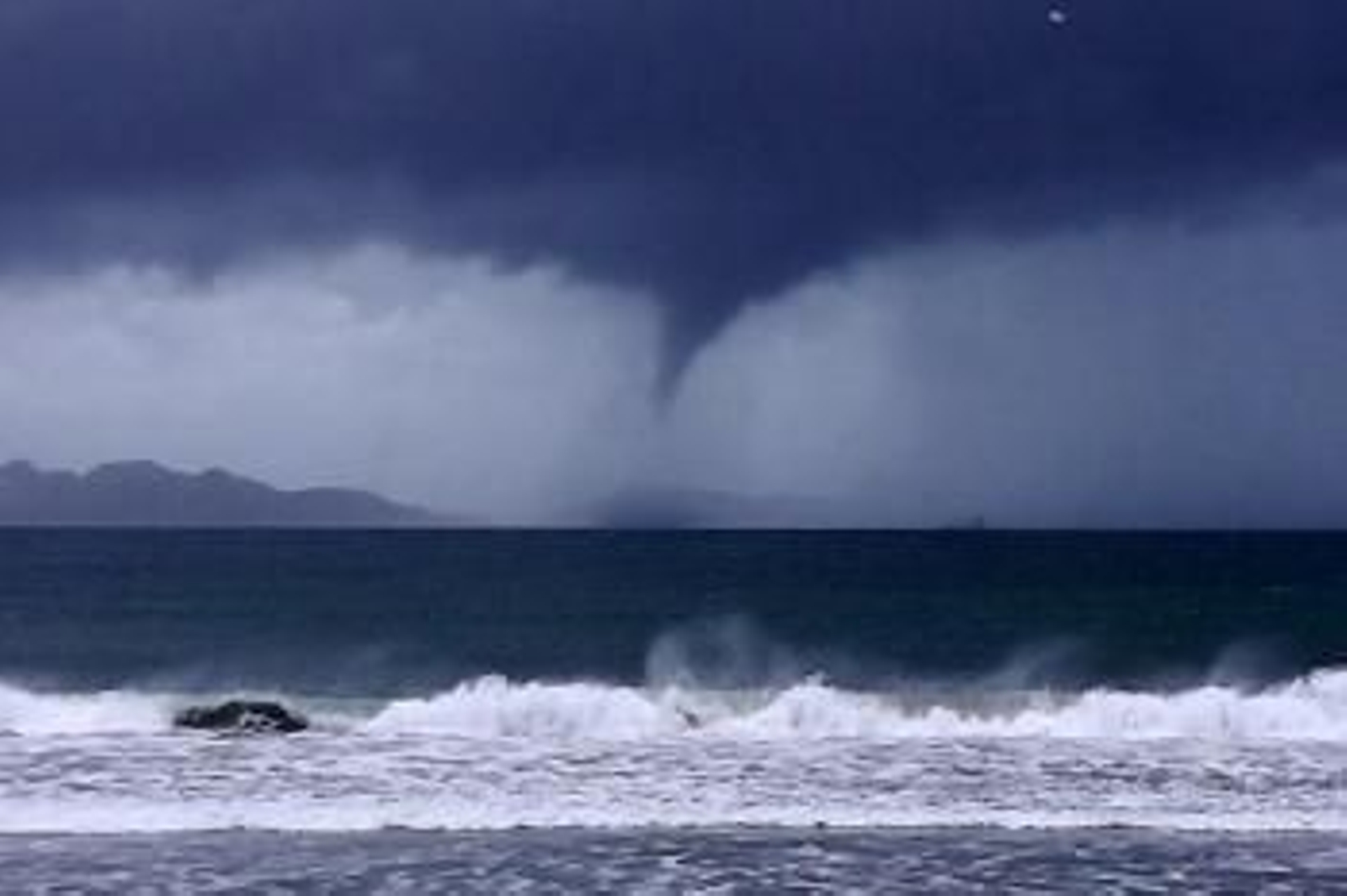El tornado que se formó ayer en la Ría de Vigo, con las Cíes al fondo, captado desde la playa de Patos por un miembro de la Escuela Patos Surf Galicia.