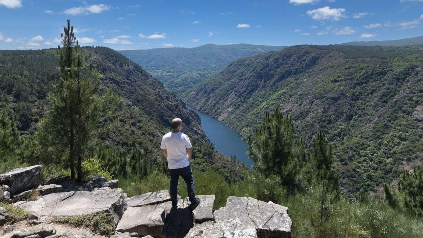 Un hombre observa el paisaje desde el mirador de Santiorxo (Sober).