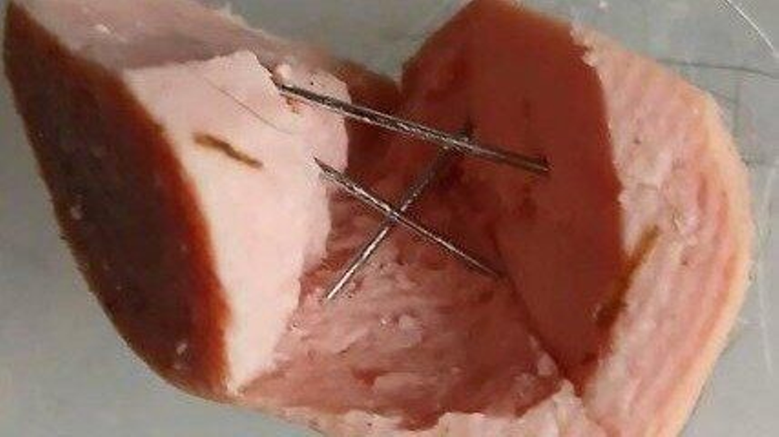 Alfileres en comida.