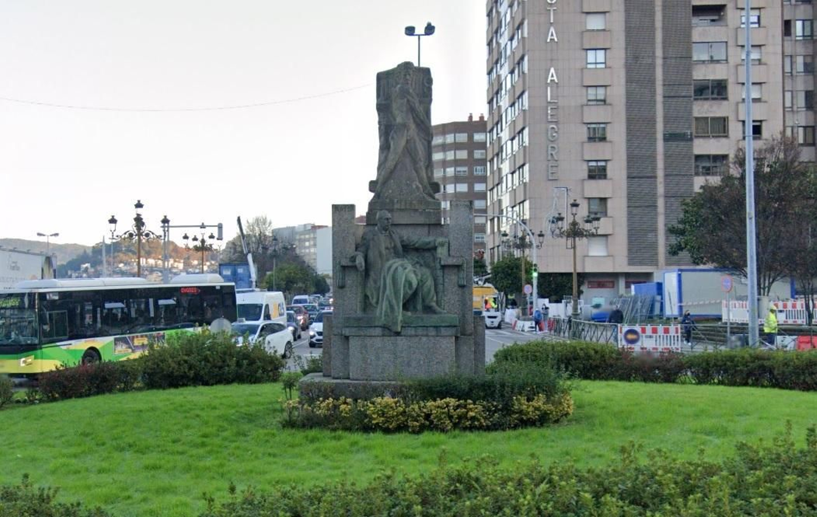 La escultura, en la rotoda de Isaac Peral con García Barbón. // Google Maps