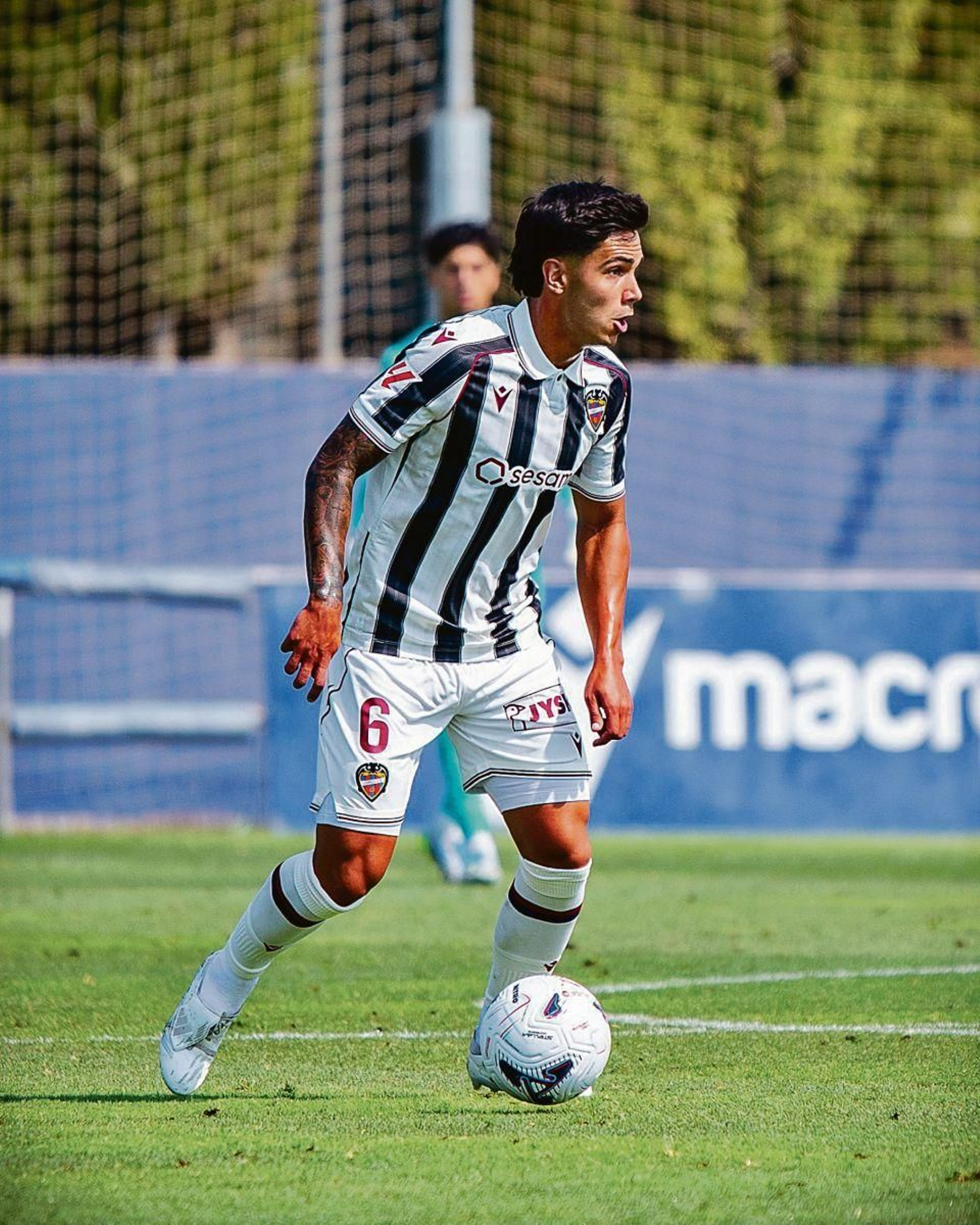 Hugo Sotelo durante su debut con el Levante, ayer en Buñol (Valencia).