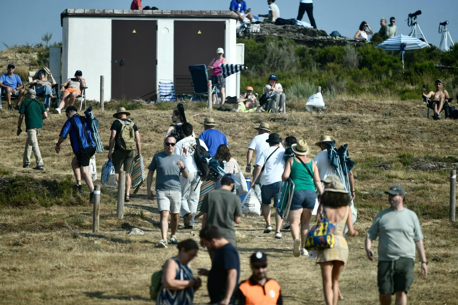 Vecinos y visitantes ultiman los preparativos y toman posiciones en los puntos habilitados para disfrutar de la observación del eclipse solar