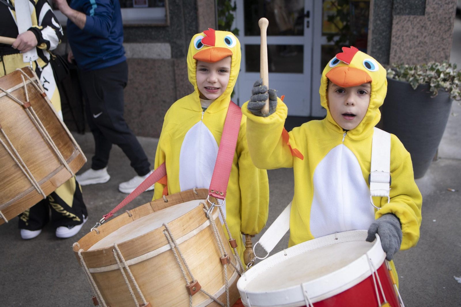 Galería | Viana do Bolo da inicio a su Entroido con el folión femenino