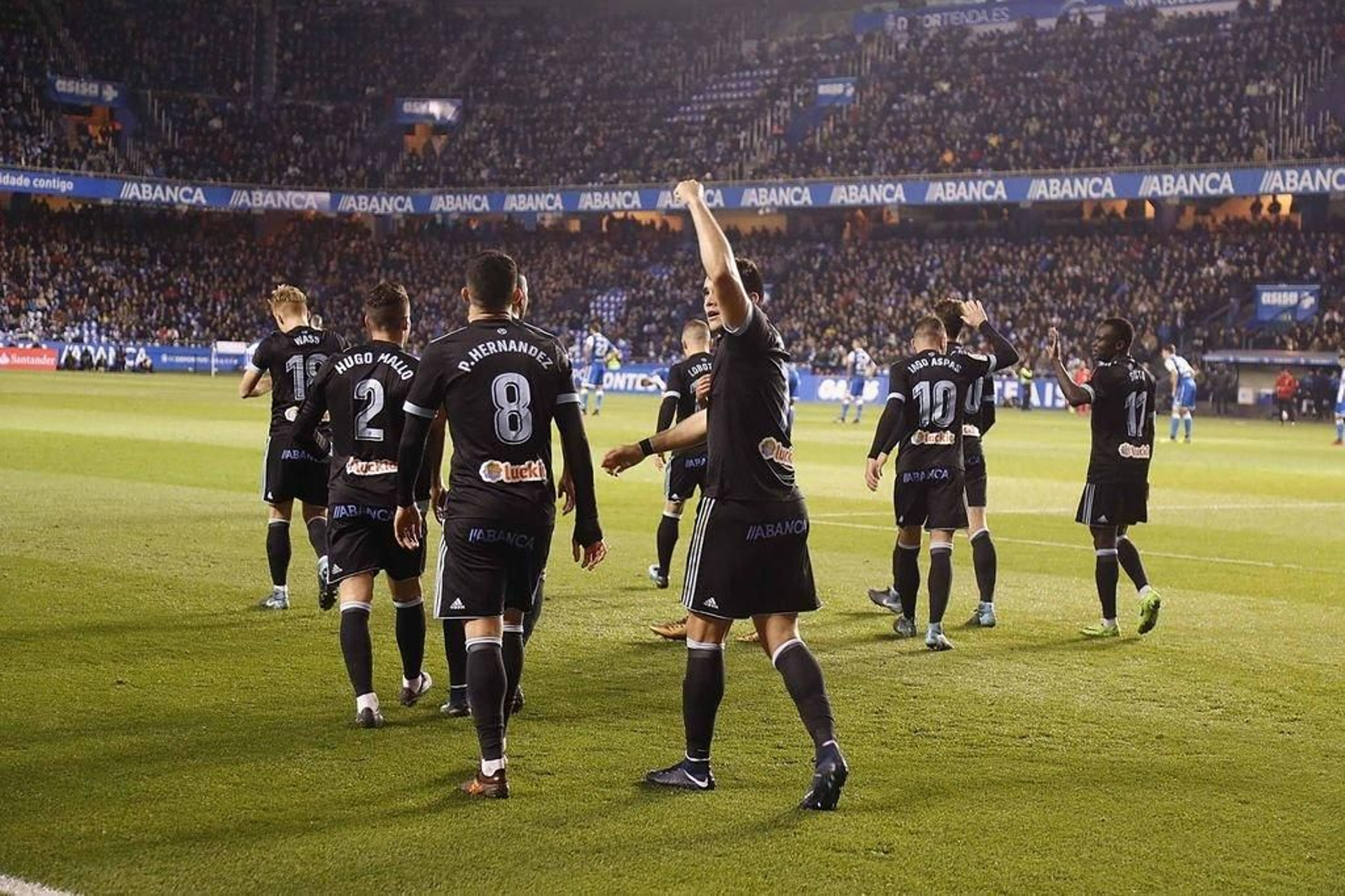 Maxi Gómez se dirige a la afición del Celta para celebrar junto a sus compañeros uno de los tres goles del equipo vigués en el derbi.
