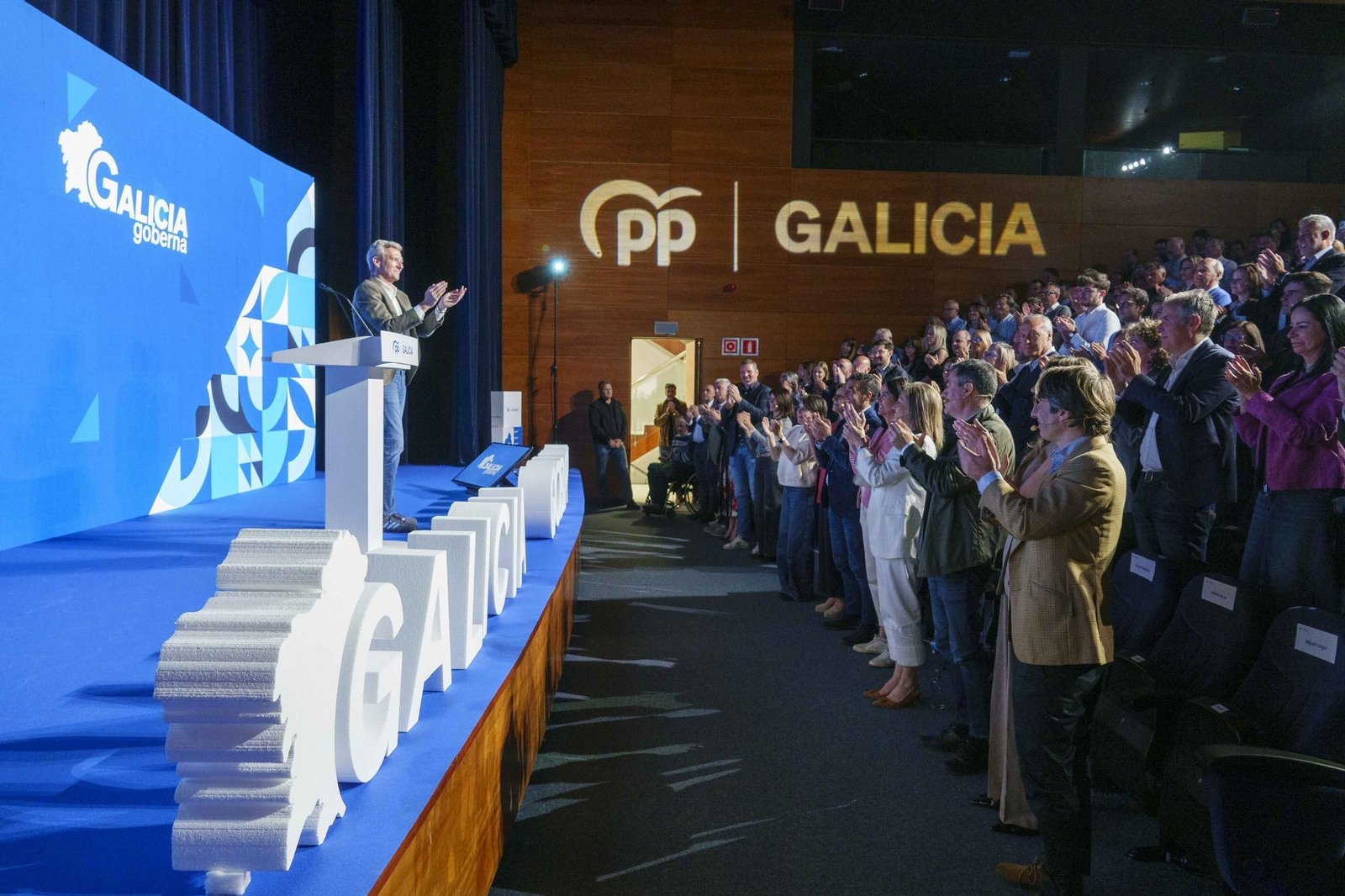 Galería | Rueda lidera el acto del PPdeG en Vigo y hace balance del mandato