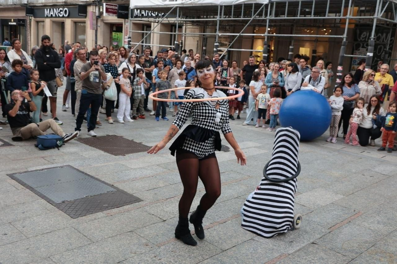 Galería | Acrobacias y humor para estrenar Vigocultura en Vigo