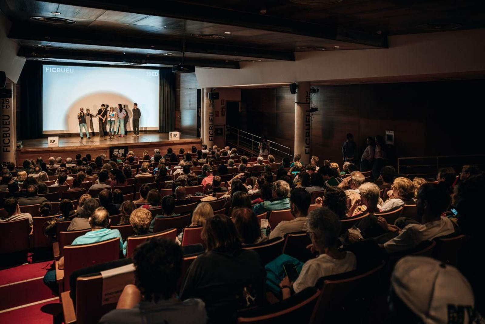 El Auditorio del Centro Social do Mar acogió las jornadas del prestigio festival de cine de Bueu con lleno diario. Al lado, el francés Jocelyn Charles.