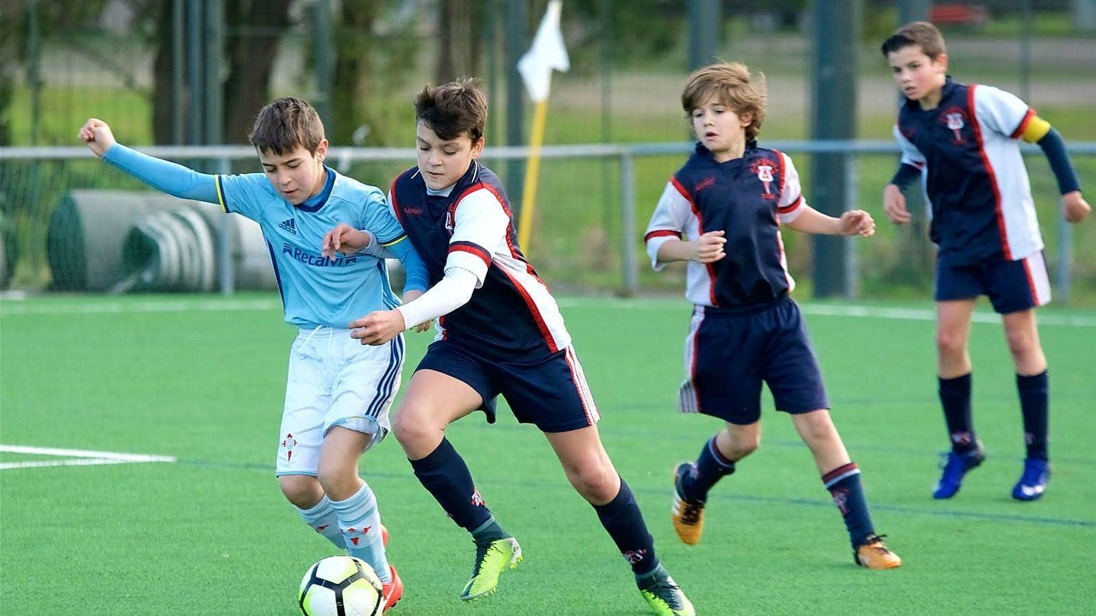 Valverde pelea un balón ante un canterano del Celta, en alevines.