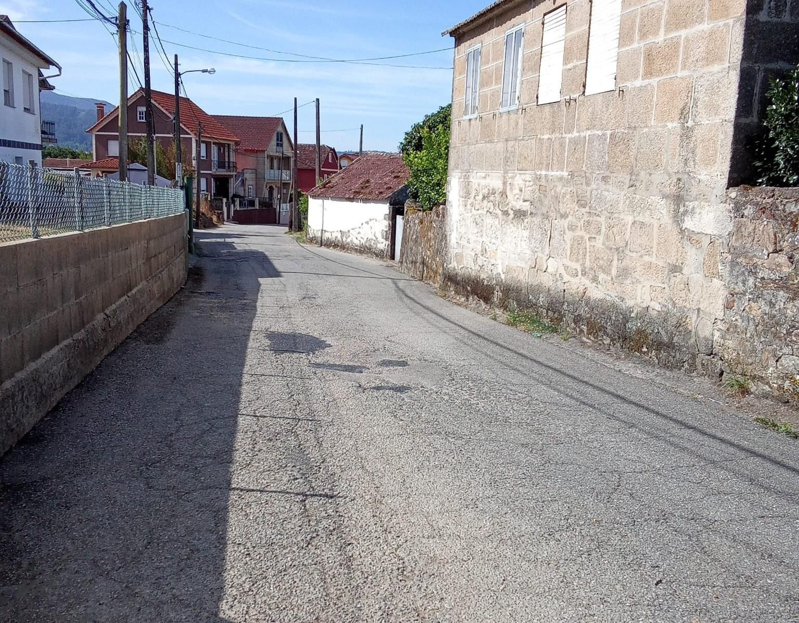 Estado de la calle San Pedro, en Cesantes, uno de los caminos a mejorar.
