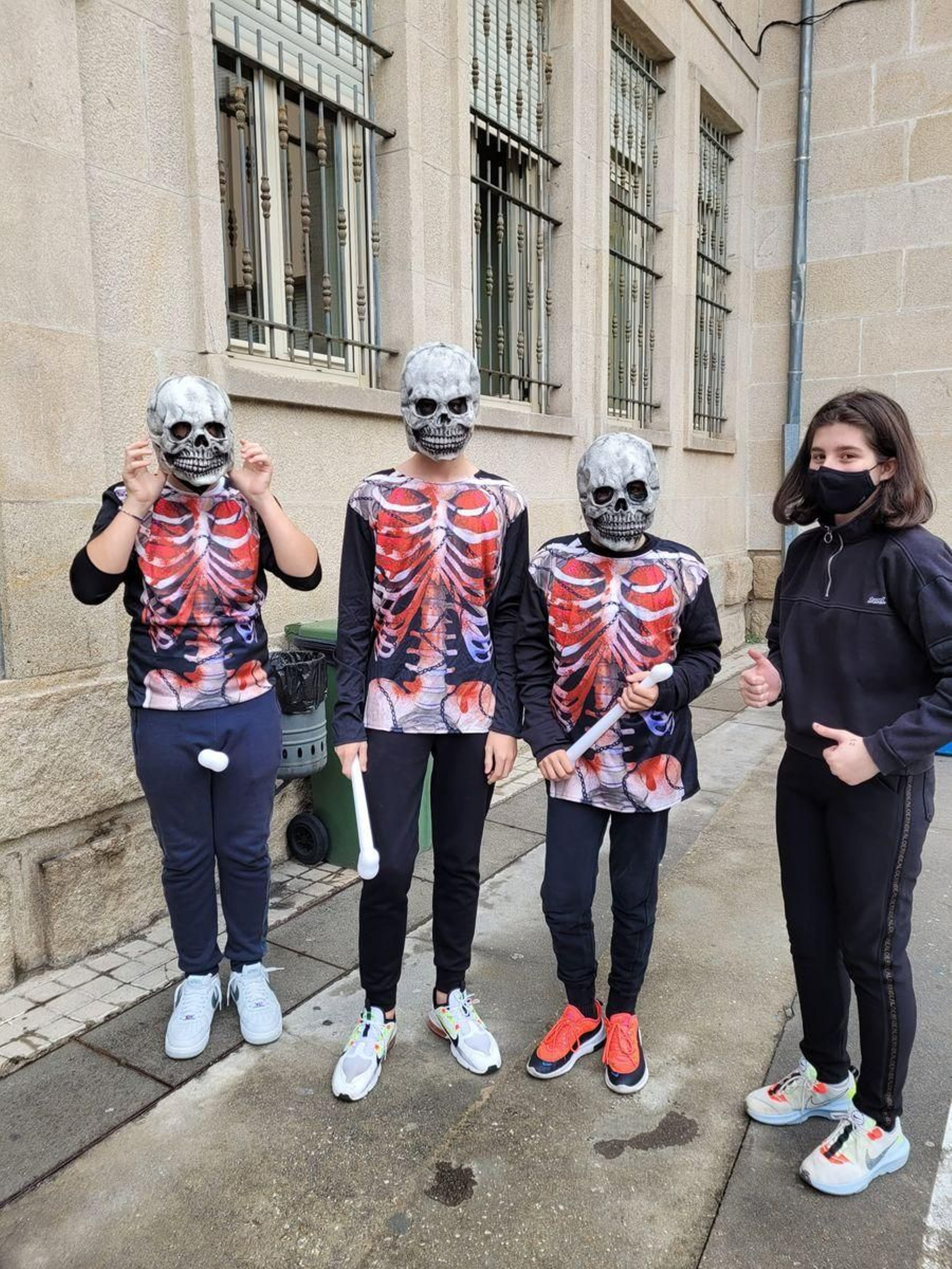 12 de Outubro. Tampouco podían faltar os esqueletes.