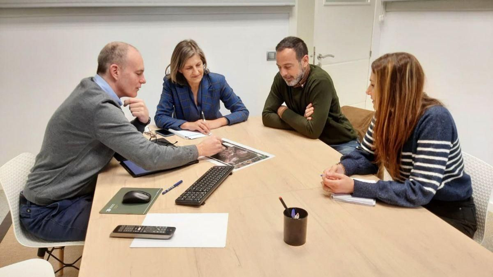 Un momento de la reunión de Nico Montes con la diputada provincial Belén Cachafeiro.