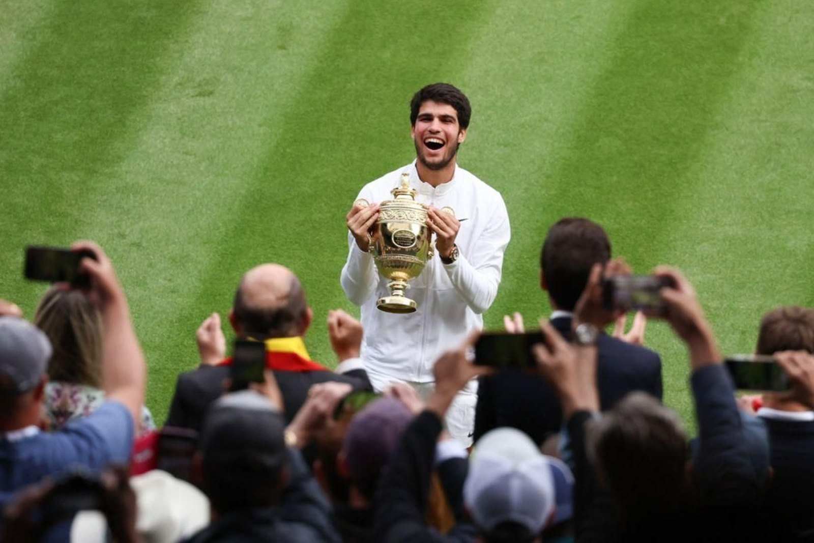 El número 1 del mundo disfruta con su primer título en Wimbledon.