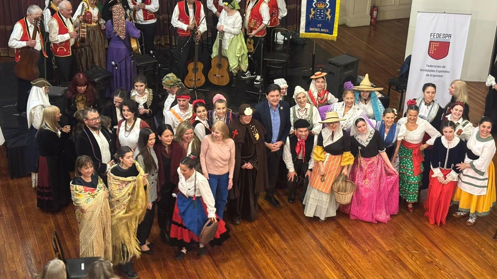 Foto de familia de los participantes en las galas de la Hispanidad