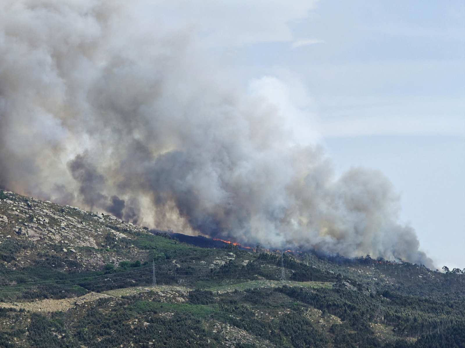 Galería | Las llamas devoran el monte Galleiro, entre Mos, Ponteareas y Pazos de Borbén