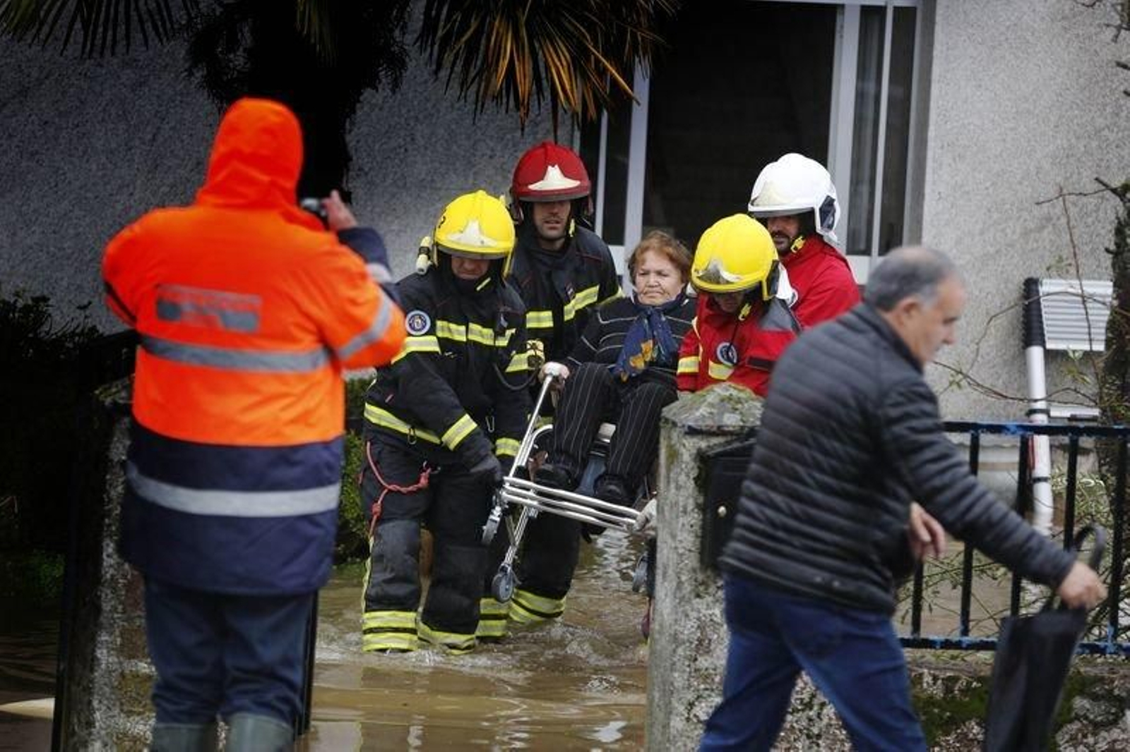 Bomberos y Protección Civil rescatan a una vecina de Xinzo cuya vivienda quedó inundada e incomunicada