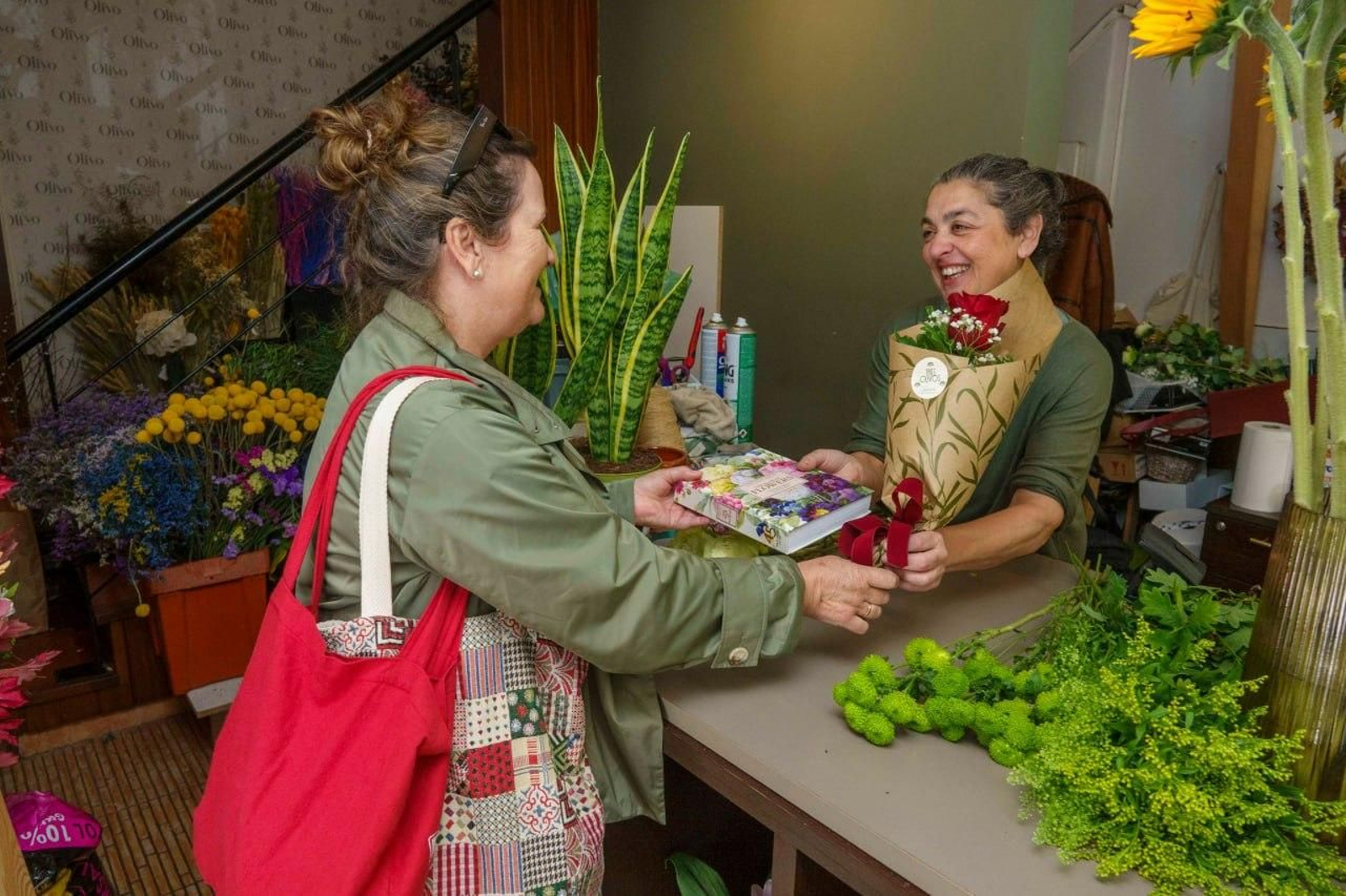 Libros… y también rosas; las floristerías de la ciudad vieron ayer las ventas animadas por la tradición de San Jorge.