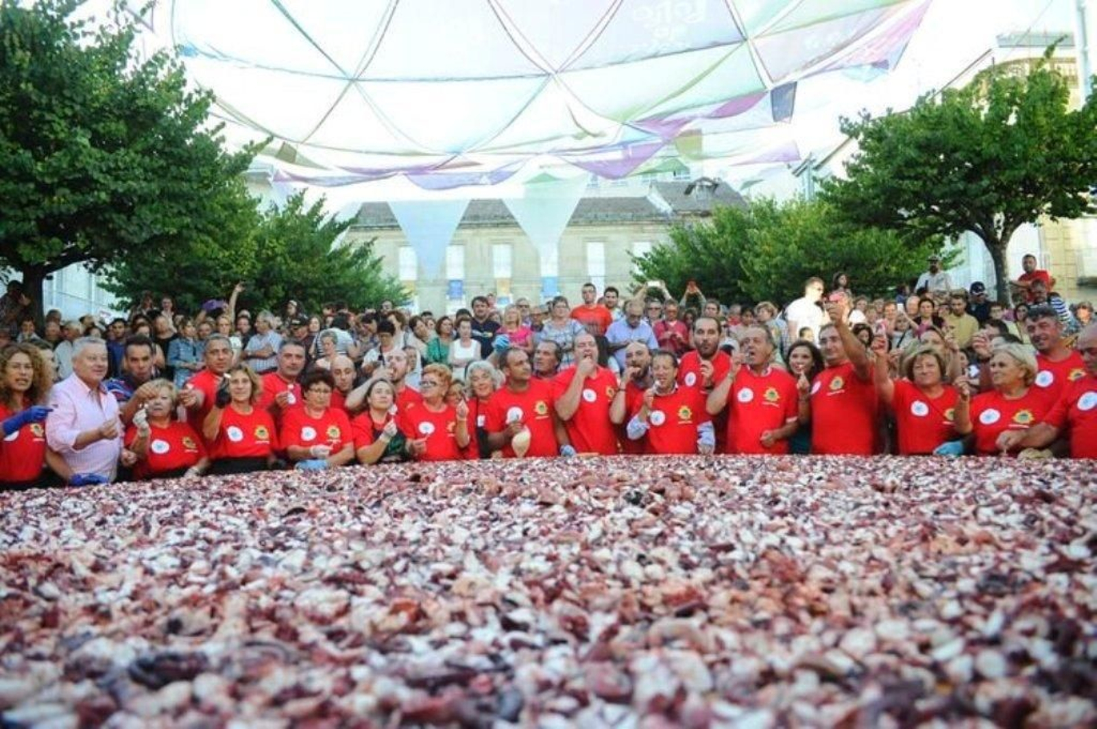 La elaboración de la tapa de pulpo más grande del mundo en Carballino 23