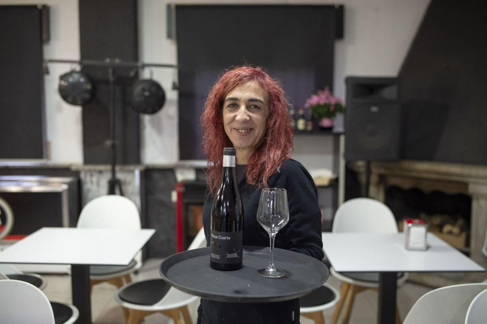 Inés, gerente del Café Bar As Dornas, en  Nogueira de Ramuín.