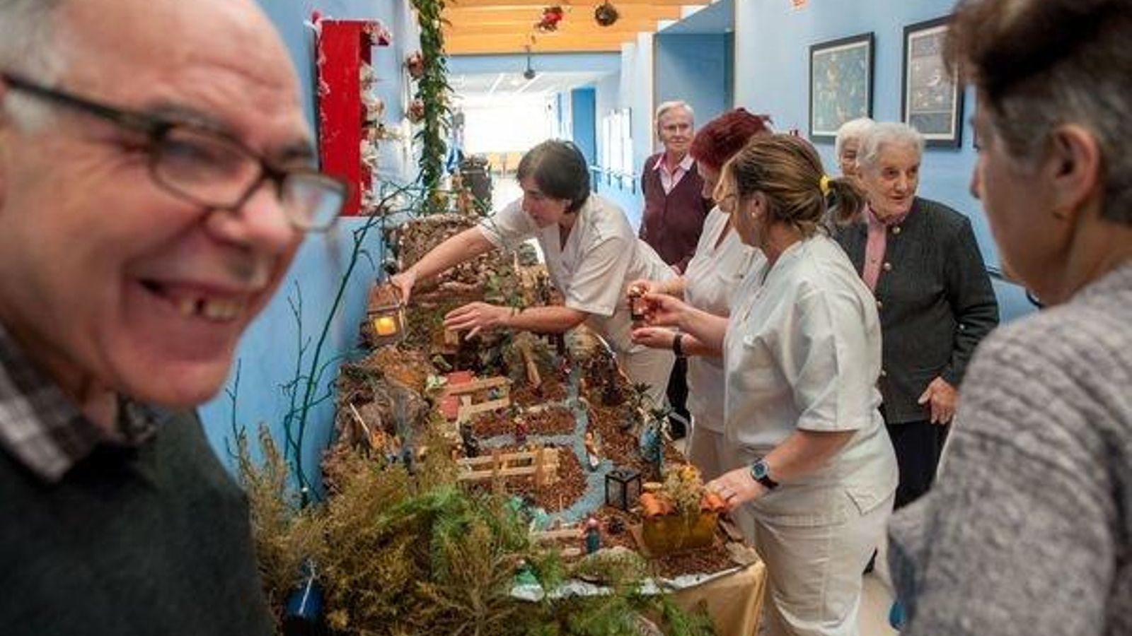 BEARIZ (RESIDENCIA SAN ANTONIO). 21/12/2017. OURENSE. Reportaje de experiencia activa de la Fundación San Rosendo, donde las trabajadoras hacen manualidades (postales, belén, adornos navideños) para los ancianos y ancianas en su residencia de Beariz. FOTO: ÓSCAR PINAL
