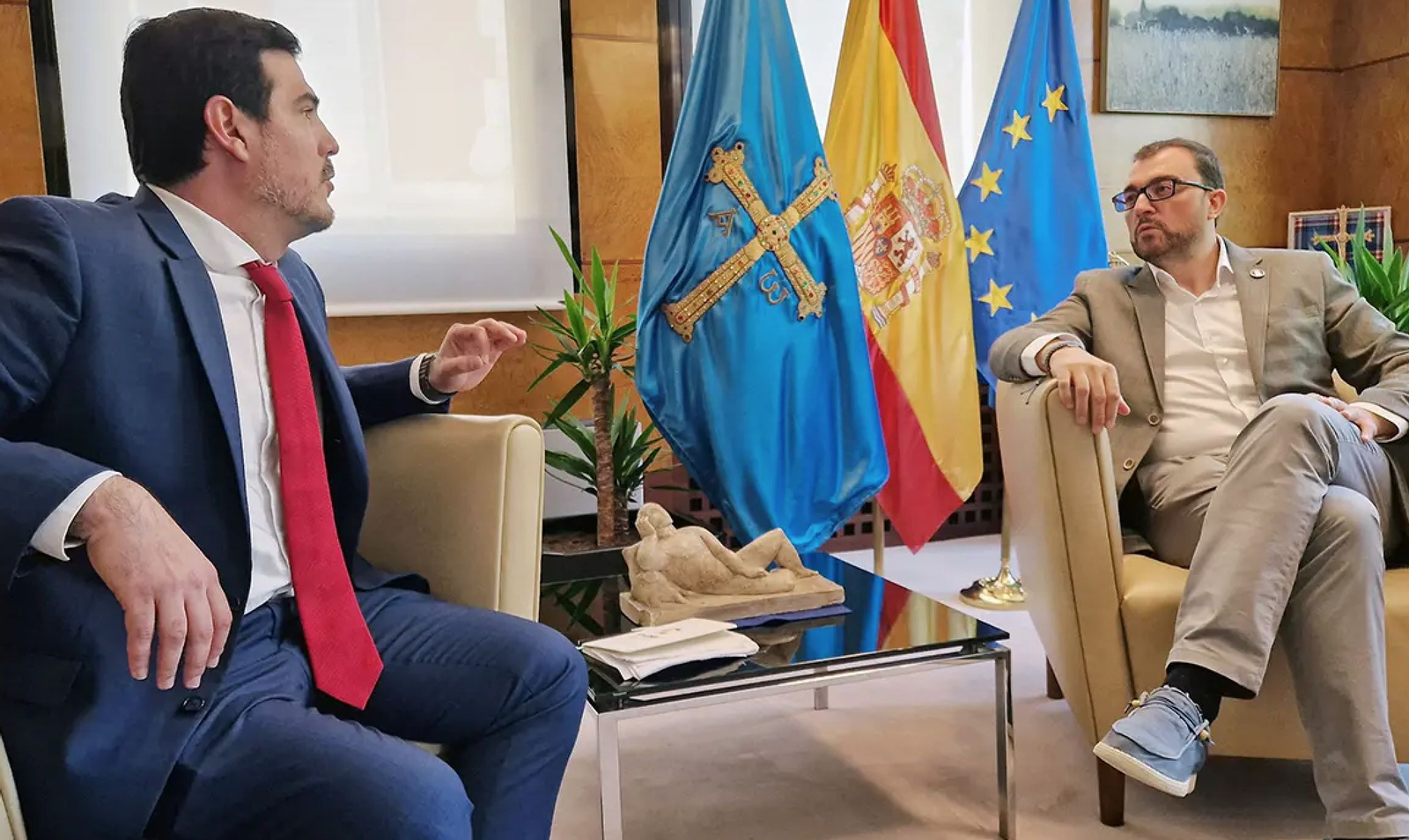 El presidente del Principado, Adrián Barbón, junto al presidente de CeDEU
