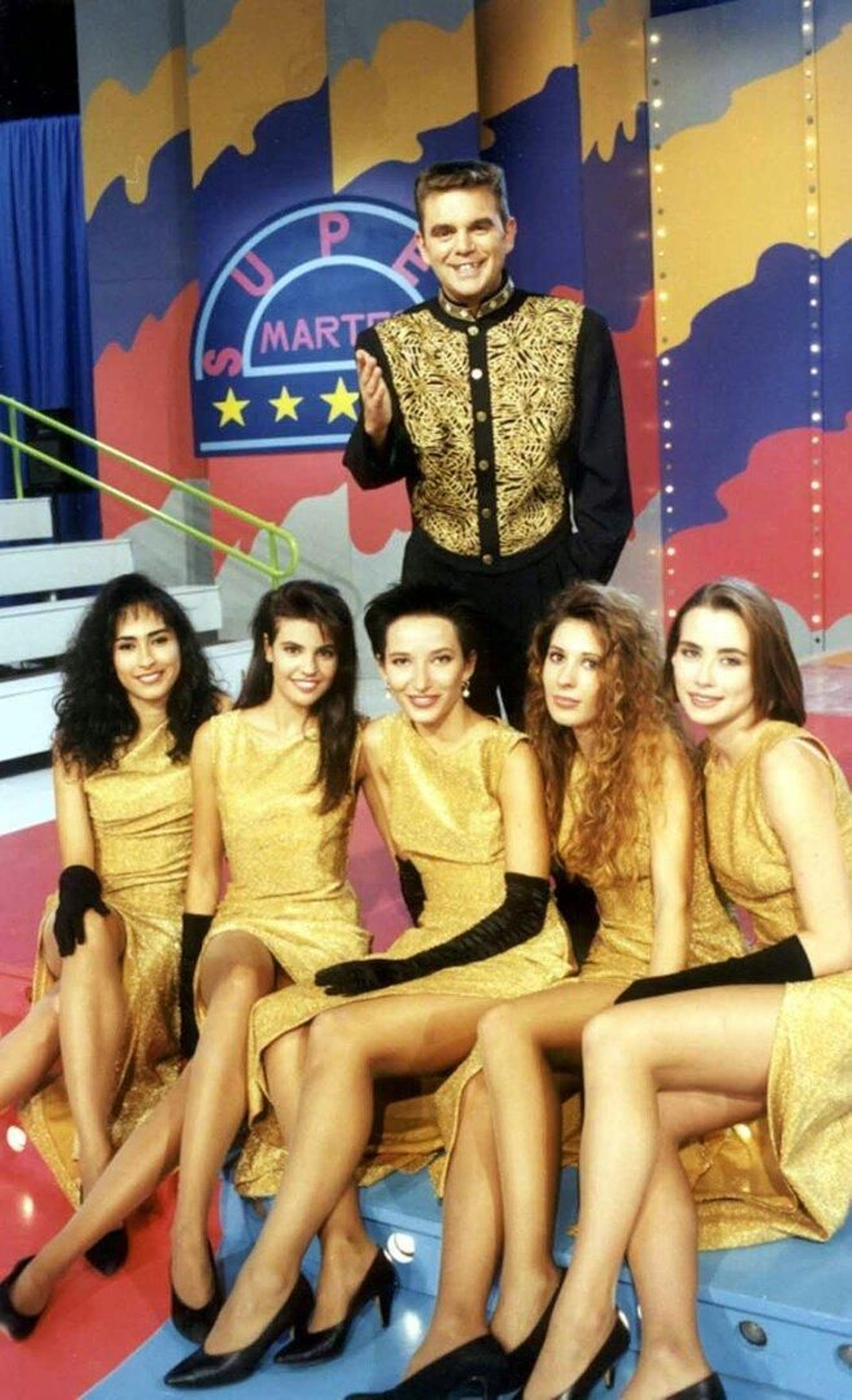 Piñeiro no estaba solo en plató: las azafatas lo ayudaban en las diferentes partes del programa.