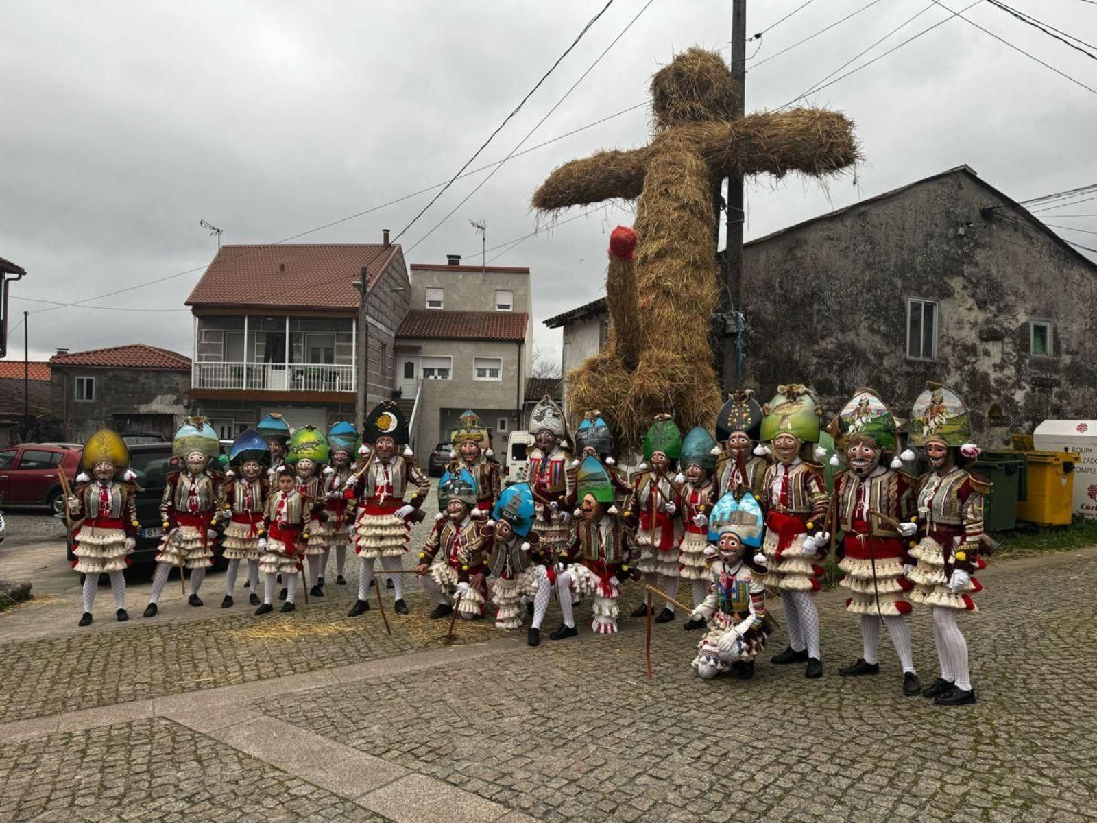 As mázcaras xuntáronse e presumiron de traxes e caretas.
