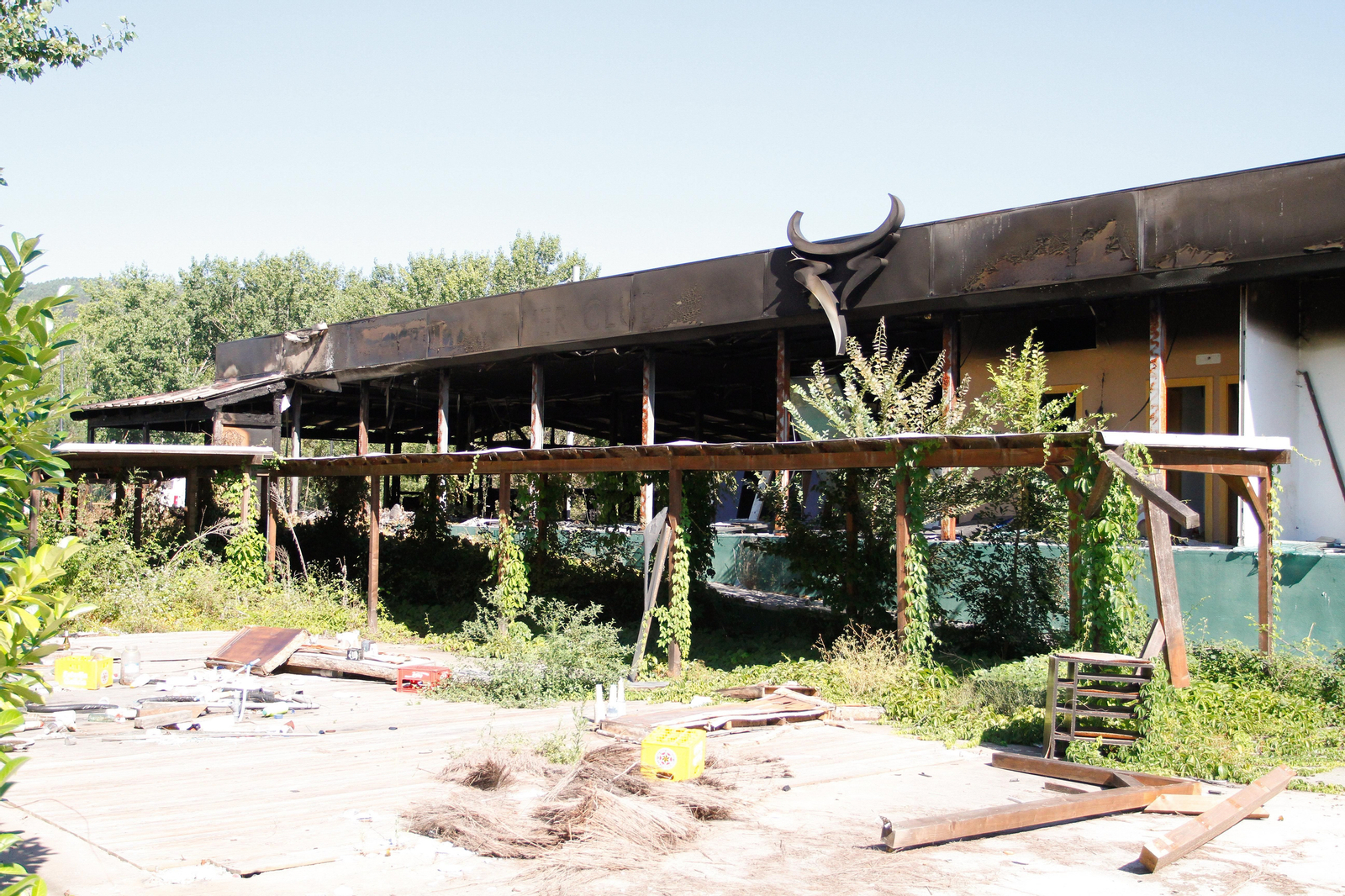 Aspecto que presenta ayer la construcción, totalmente calcinada. (A.C.)