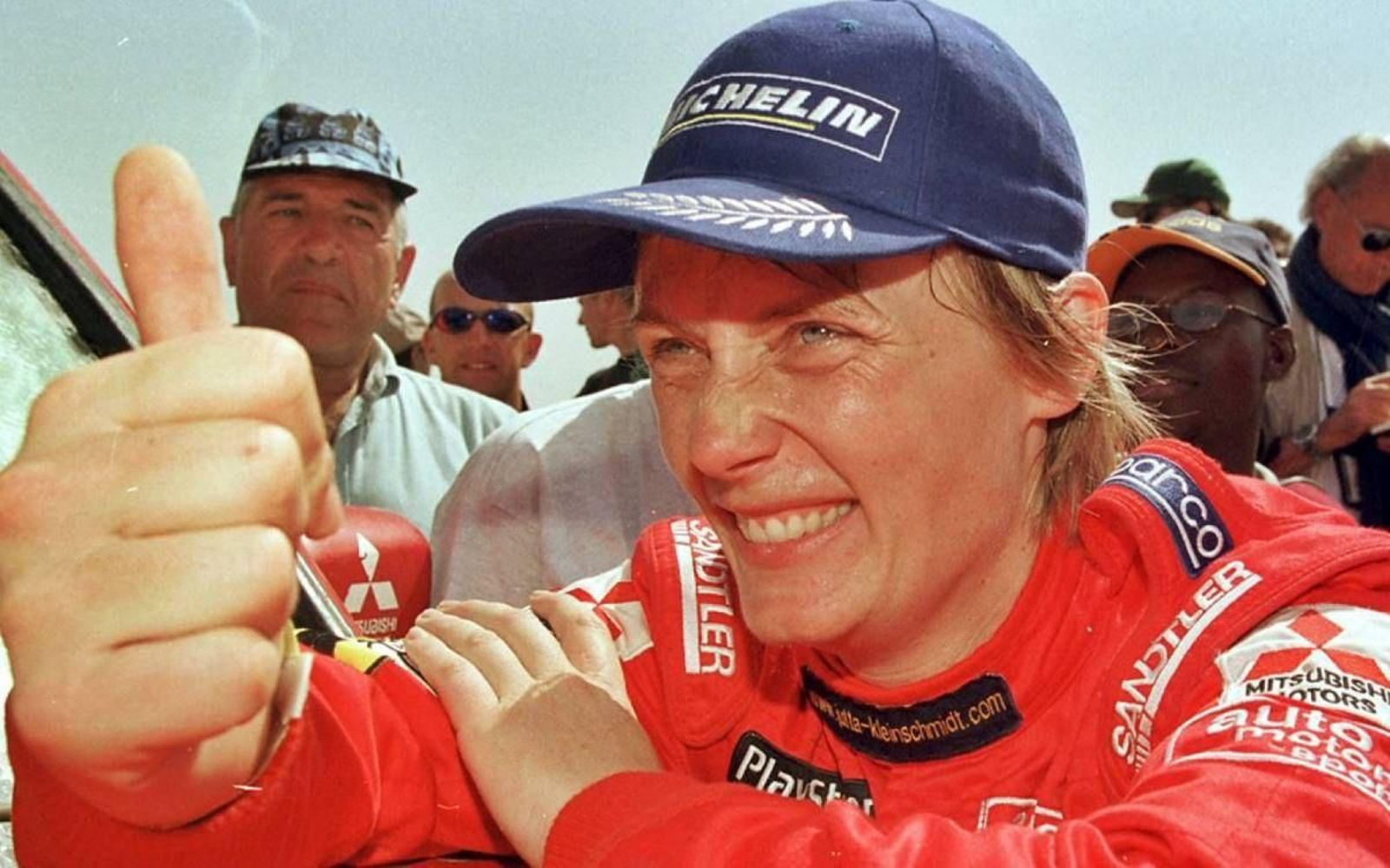 Jutta Kleinschmidt, celebrando su triunfo en el Dakar.