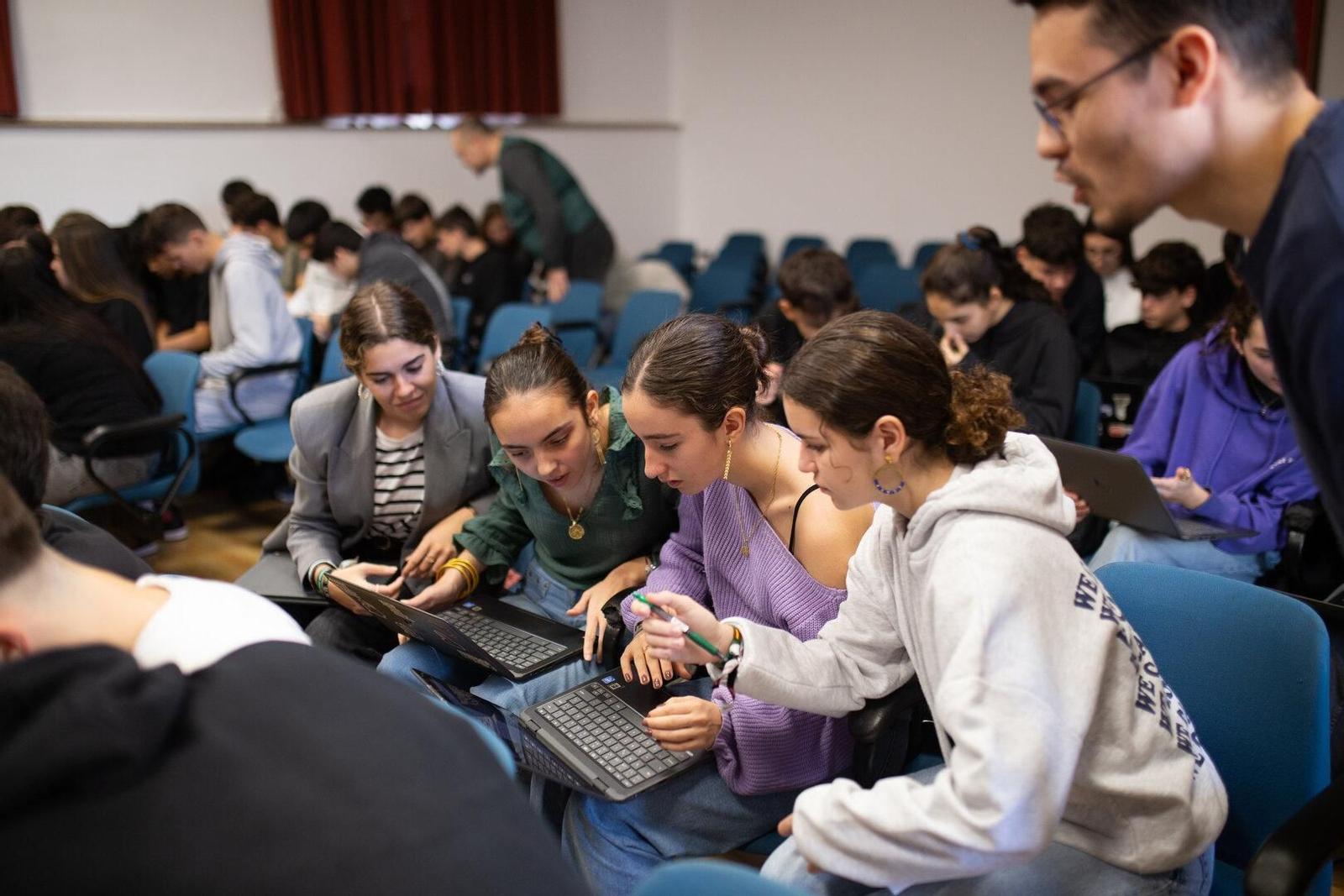 Revisando información sobre ciberseguridad en sus dispositivos.