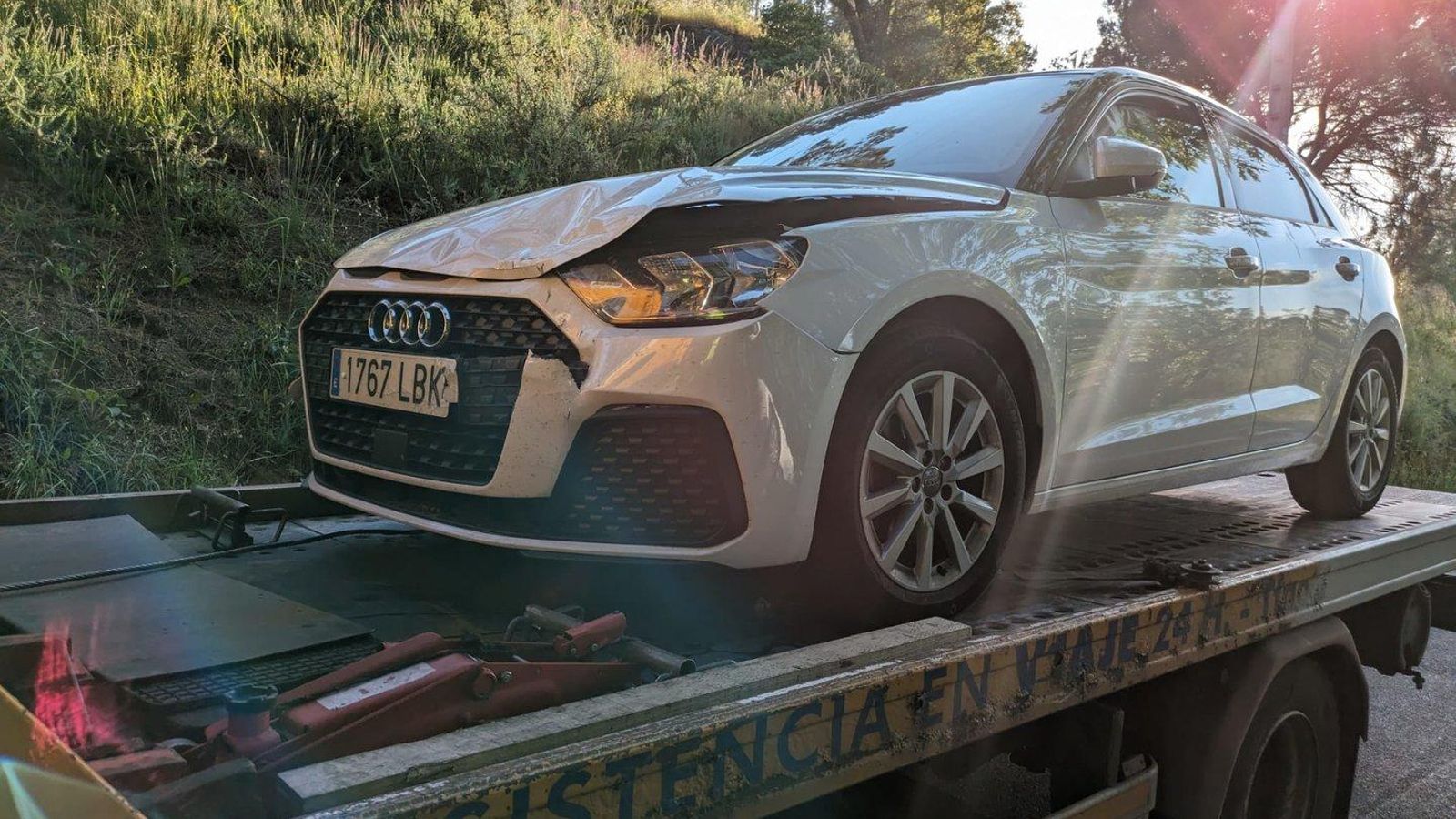 El vehículo involucrado en el accidente siendo retirado.