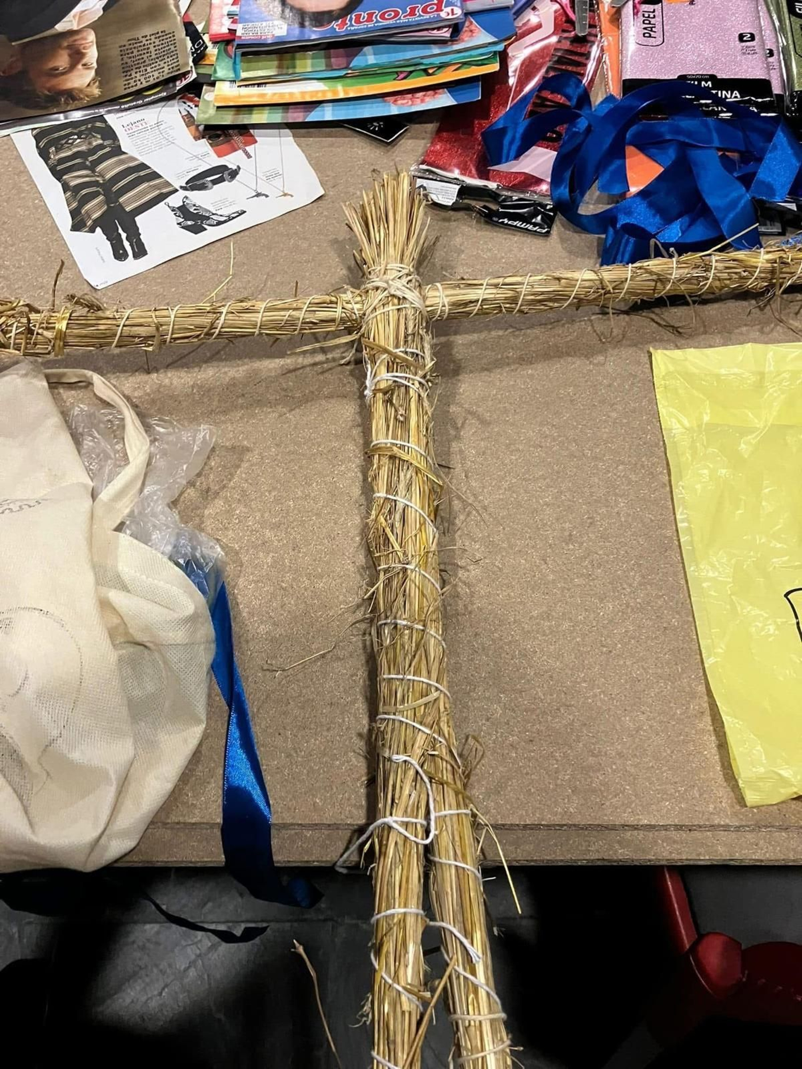 Galería |  A Gudiña crea de nuevo sus  figuras del Entroido