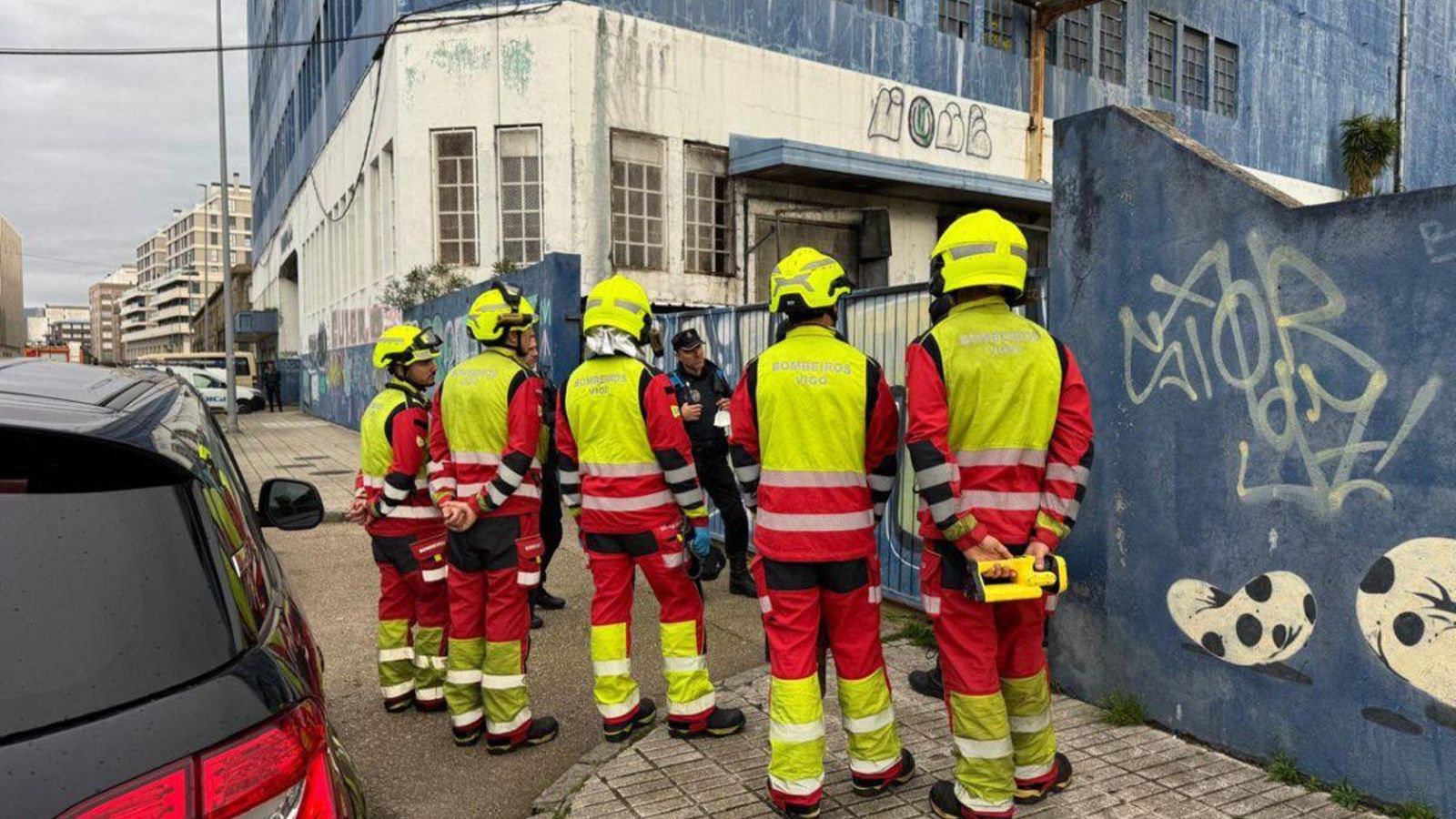 Los bomberos realizaron la revisión del interior.