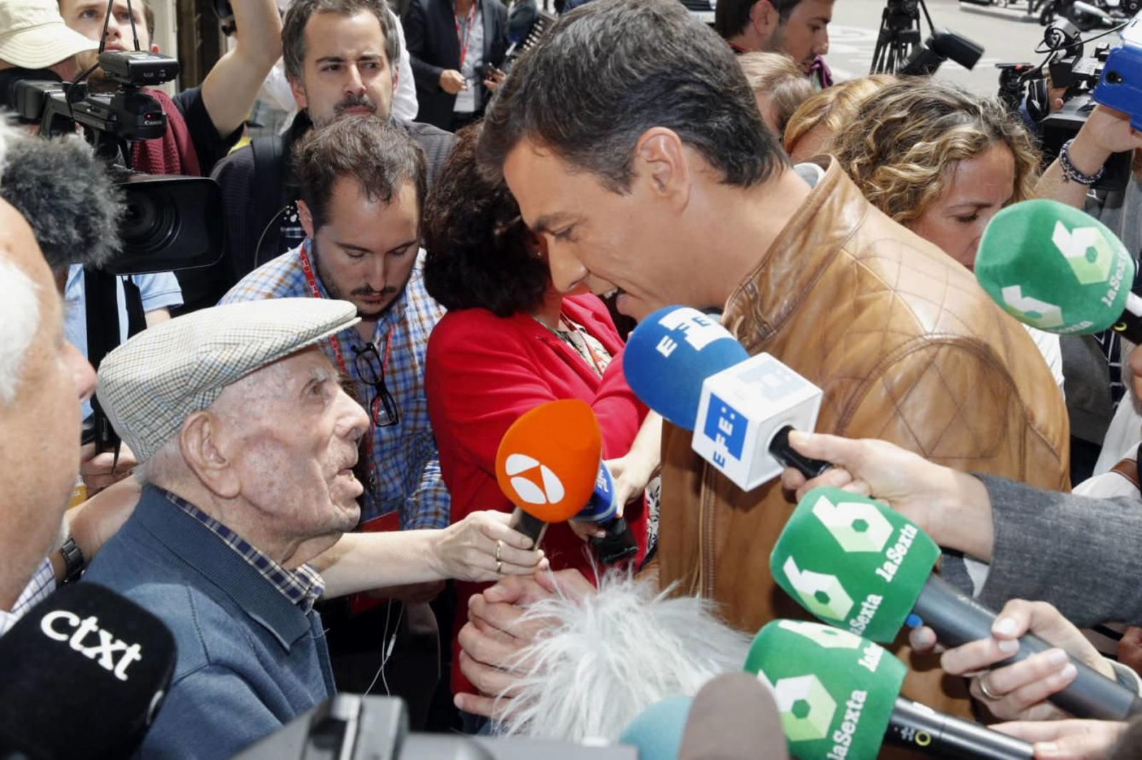 El líder del PSOE Pedro Sánchez saluda a un viejo militante durante la campaña de las primarias.