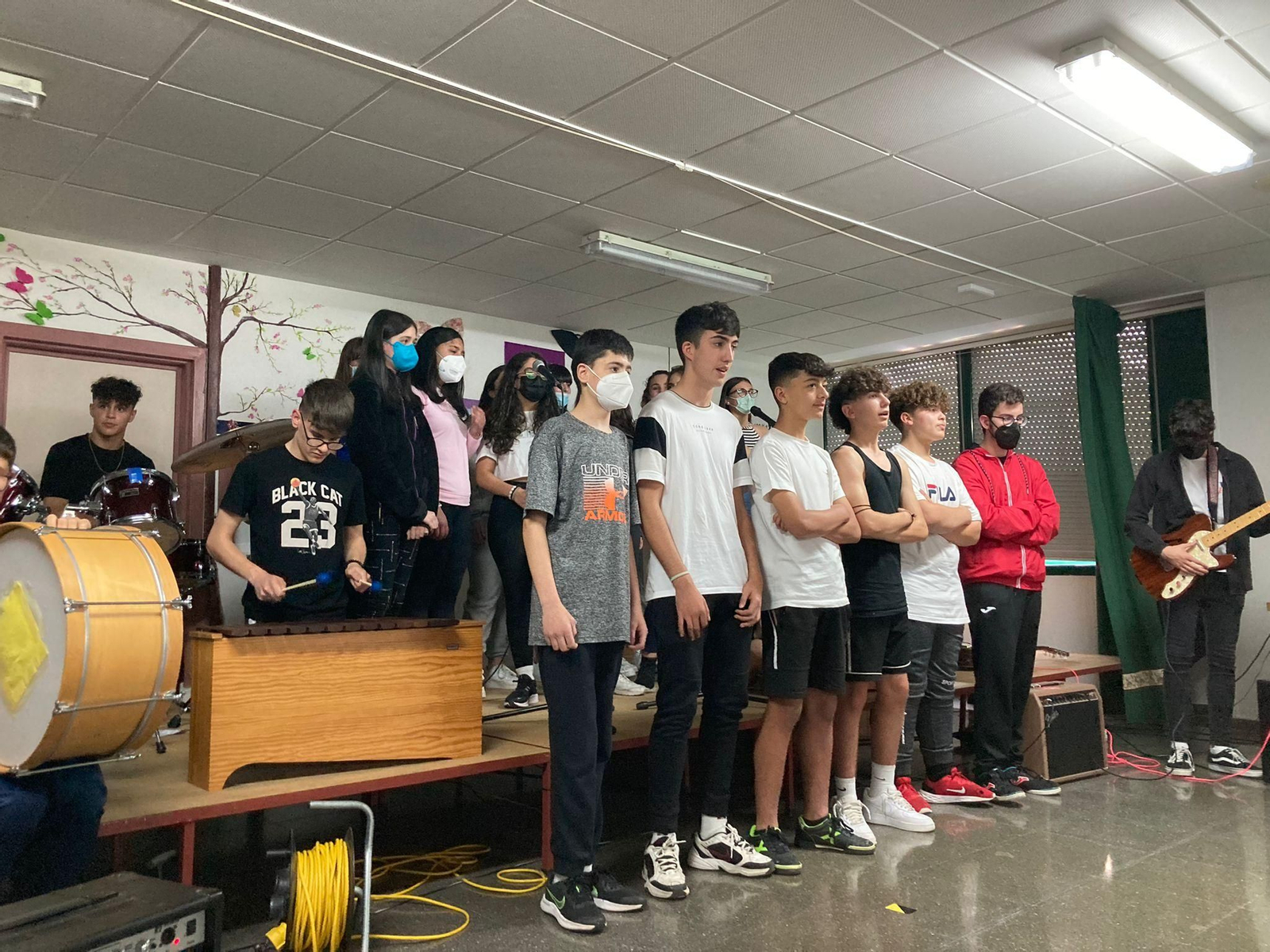 Música e baile no instituto.