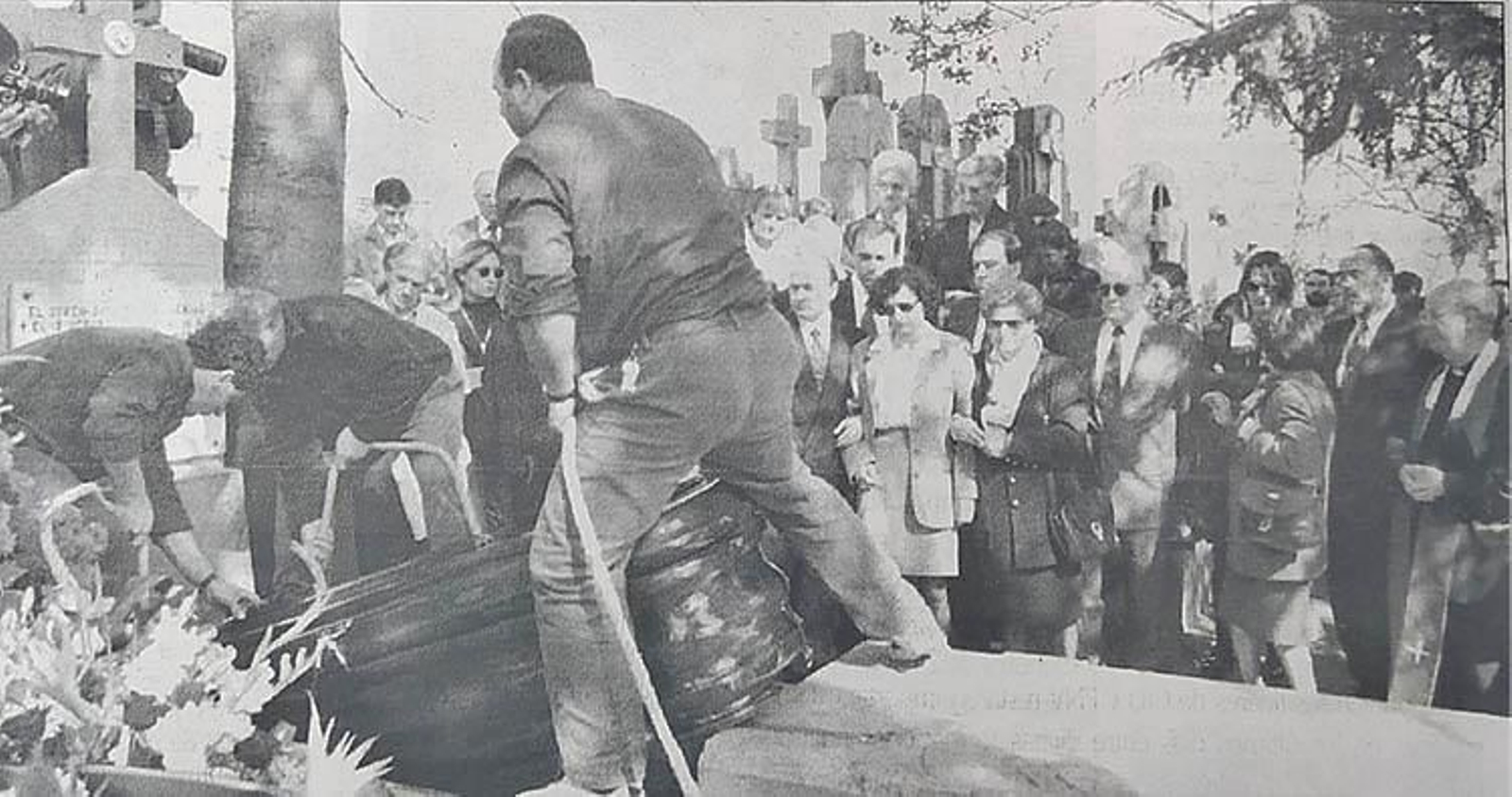 Un momento del entierro, en el cementerio donostiarra de Polloe.