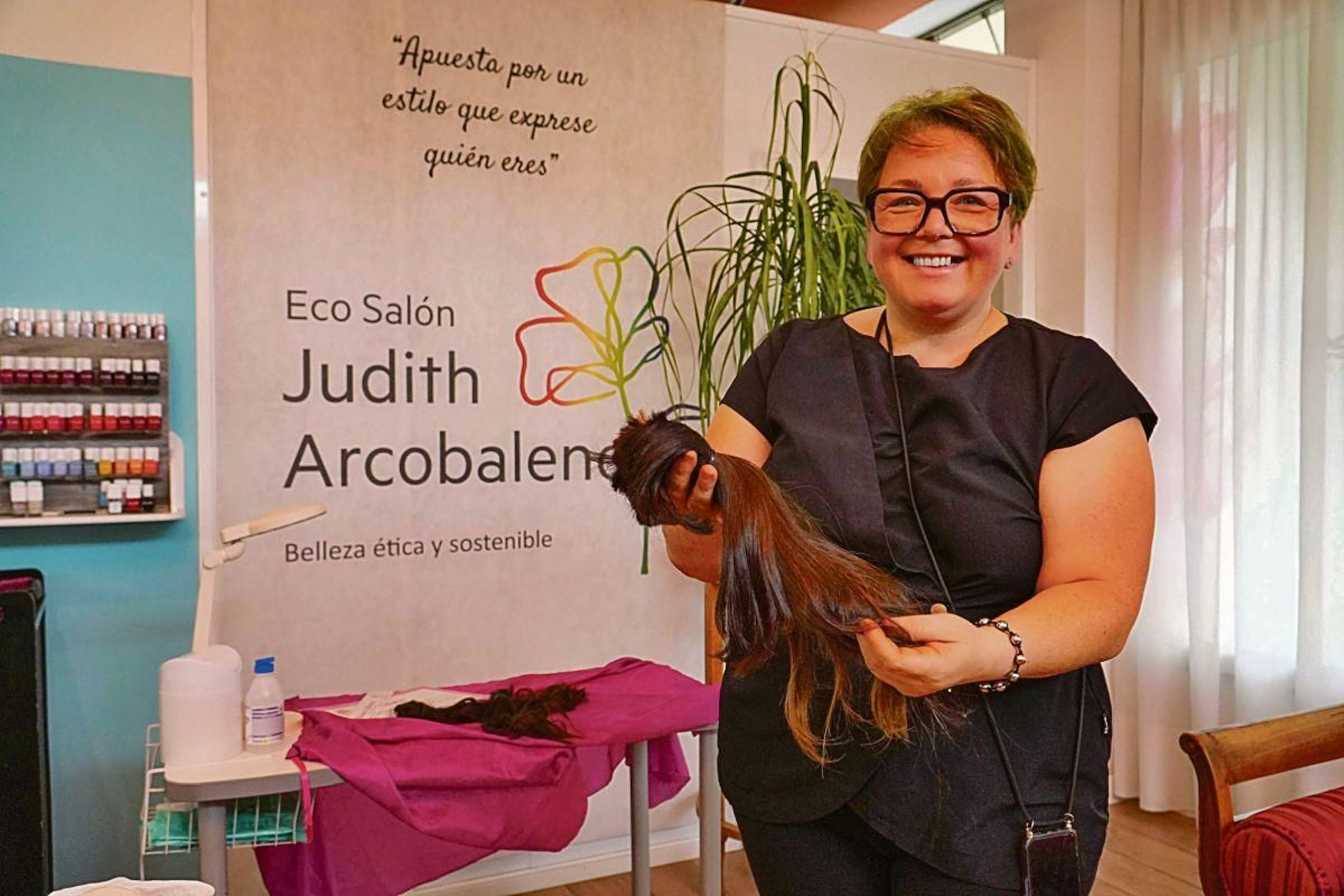 La peluquera, Judith Arcobaleno, lleva años colaborando con la asociación de Mechones Solidarios.