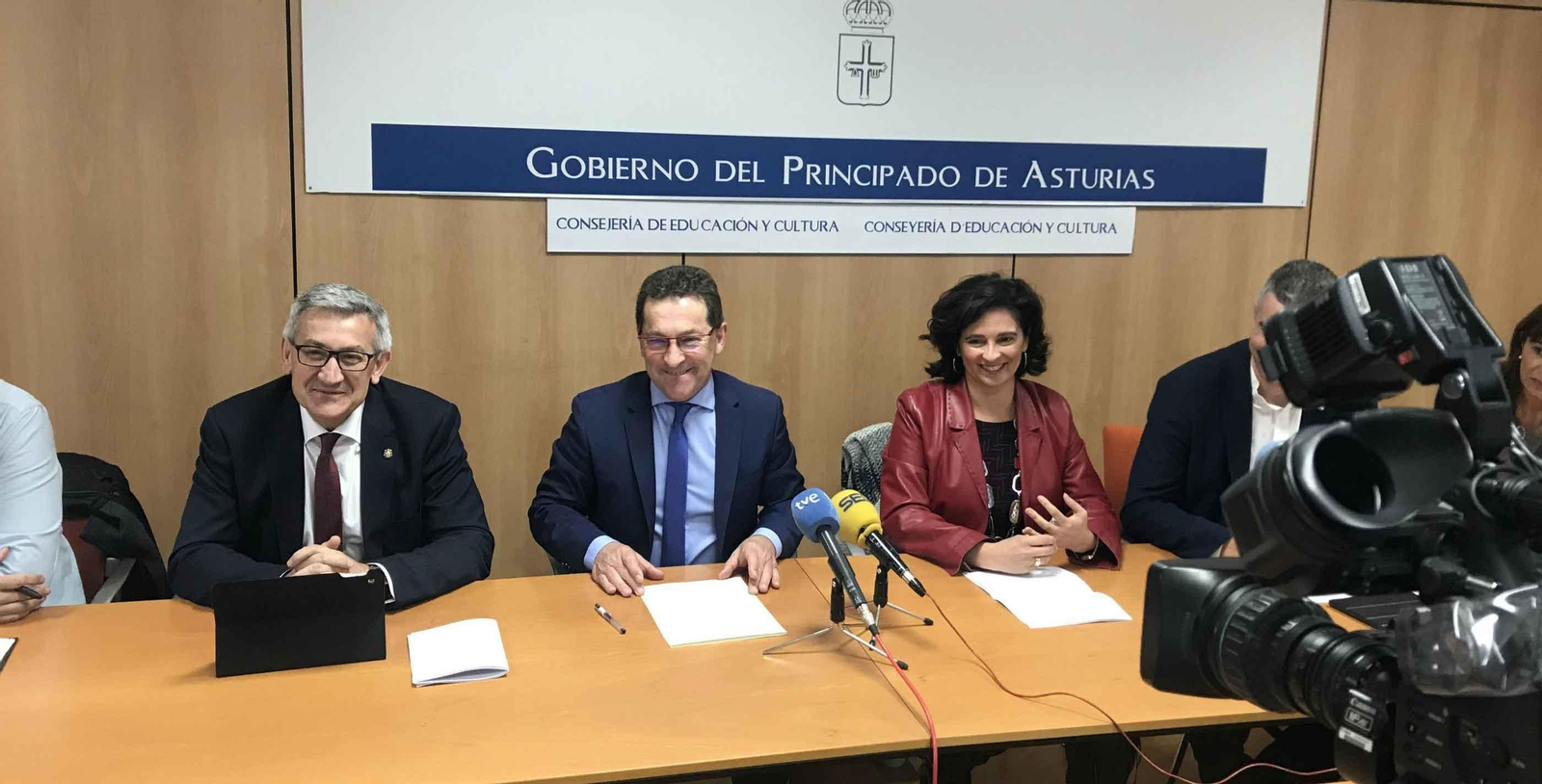 De izquierda a derecha, el rector de la Universidad de Oviedo, Santiago García; el consejero de Educación y Cultura, Genaro Alonso, y la directora general de Universidades e Investigación, Cristina Valdés